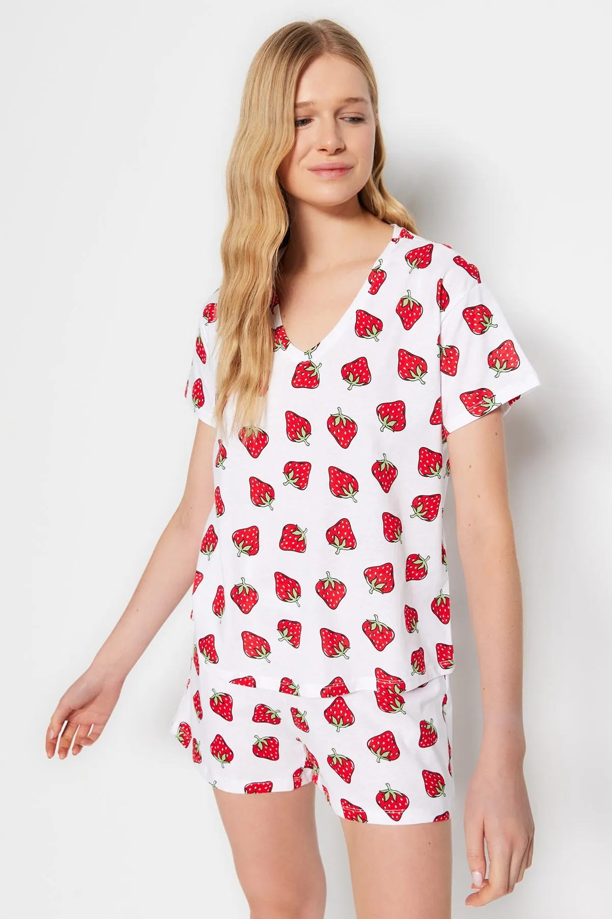 Trendyol Collection  Weißes gestricktes Pyjama-Set mit T-Shirt und Shorts aus 100 % Baumwolle mit Erdbeermuster THMSS23PT00013