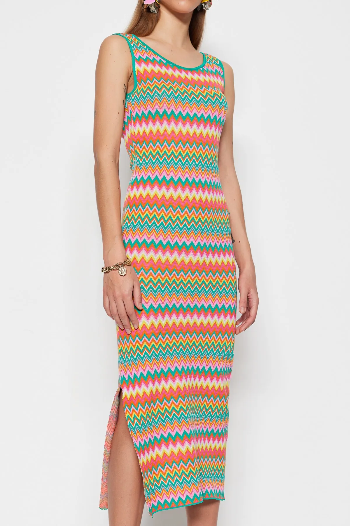 Trendyol Collection  Grünes Maxi-Strickkleid mit Farbblockmuster TWOSS23EL00678