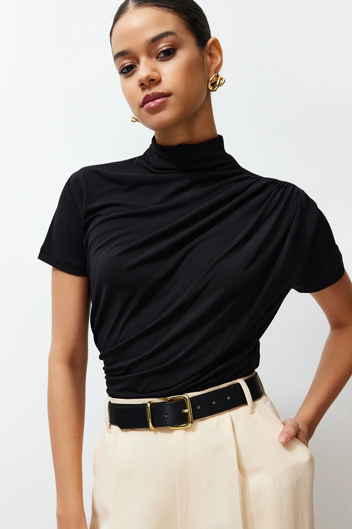 Trendyol Collection  Schwarze, taillierte/taillierte Kurzarm-Stretch-Strickbluse mit Stehkragen und Raffung TWOSS24BZ00426