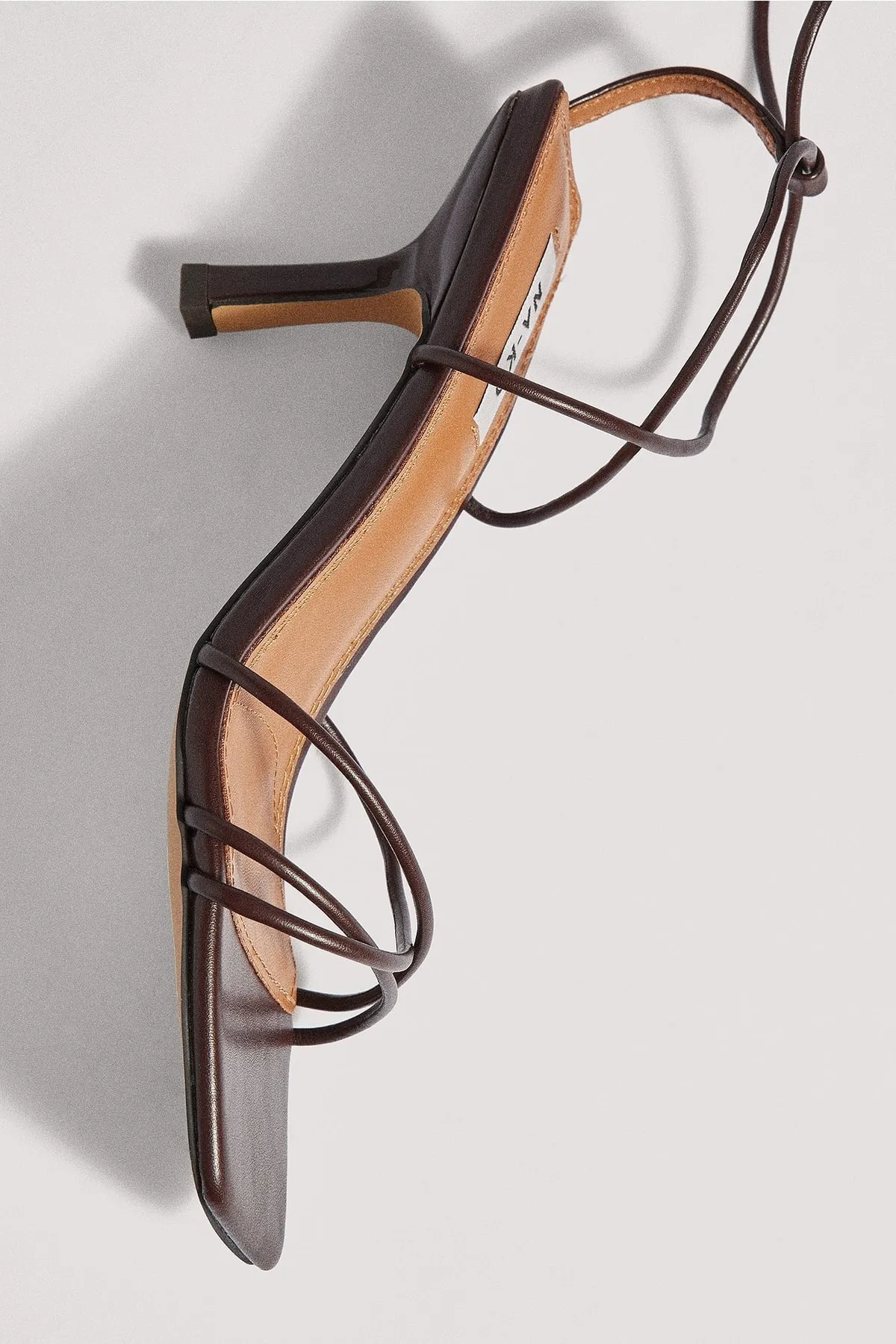 NA-KD  Niedrige Stiletto-Pumps mit Fesselriemchen
