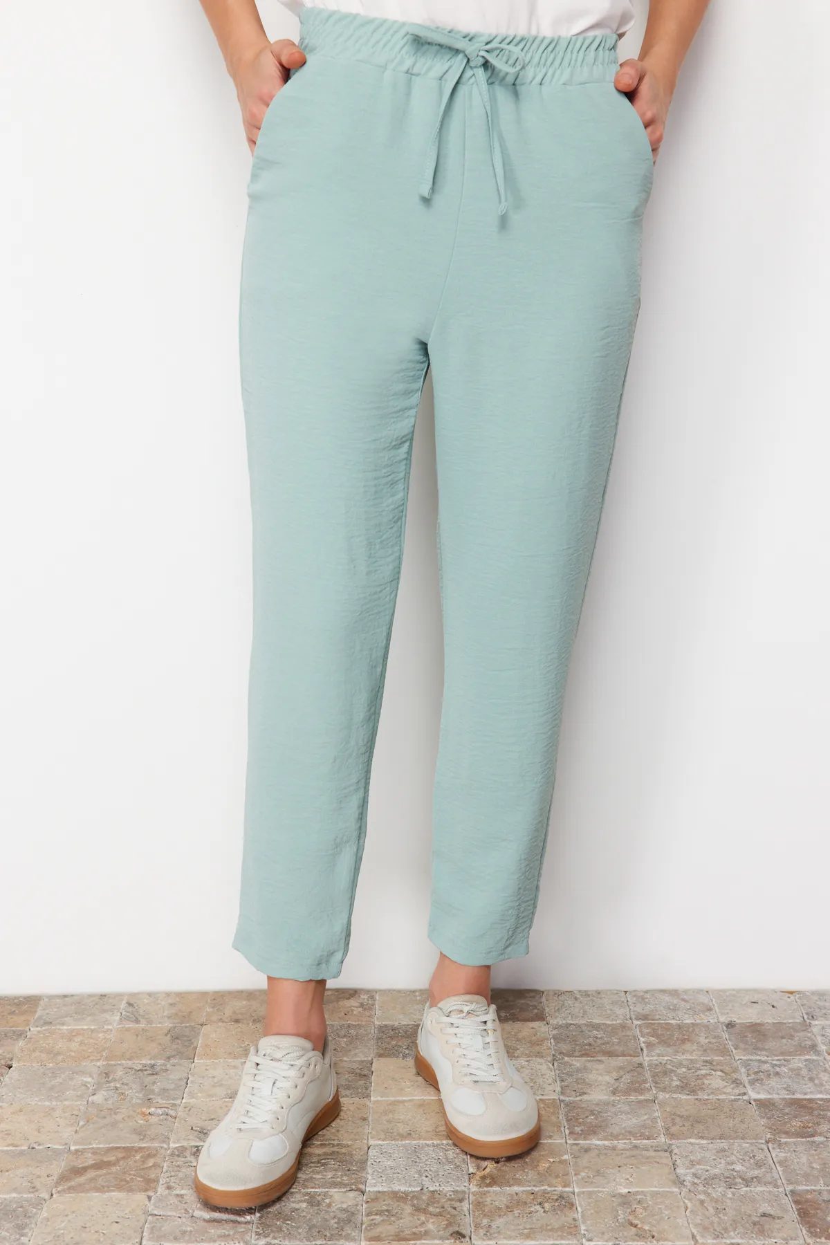 Trendyol Modest  Mintgrünes Aerobin-Cardigan-Hose-Set mit Kapuze und Reißverschluss TCTSS22US0026