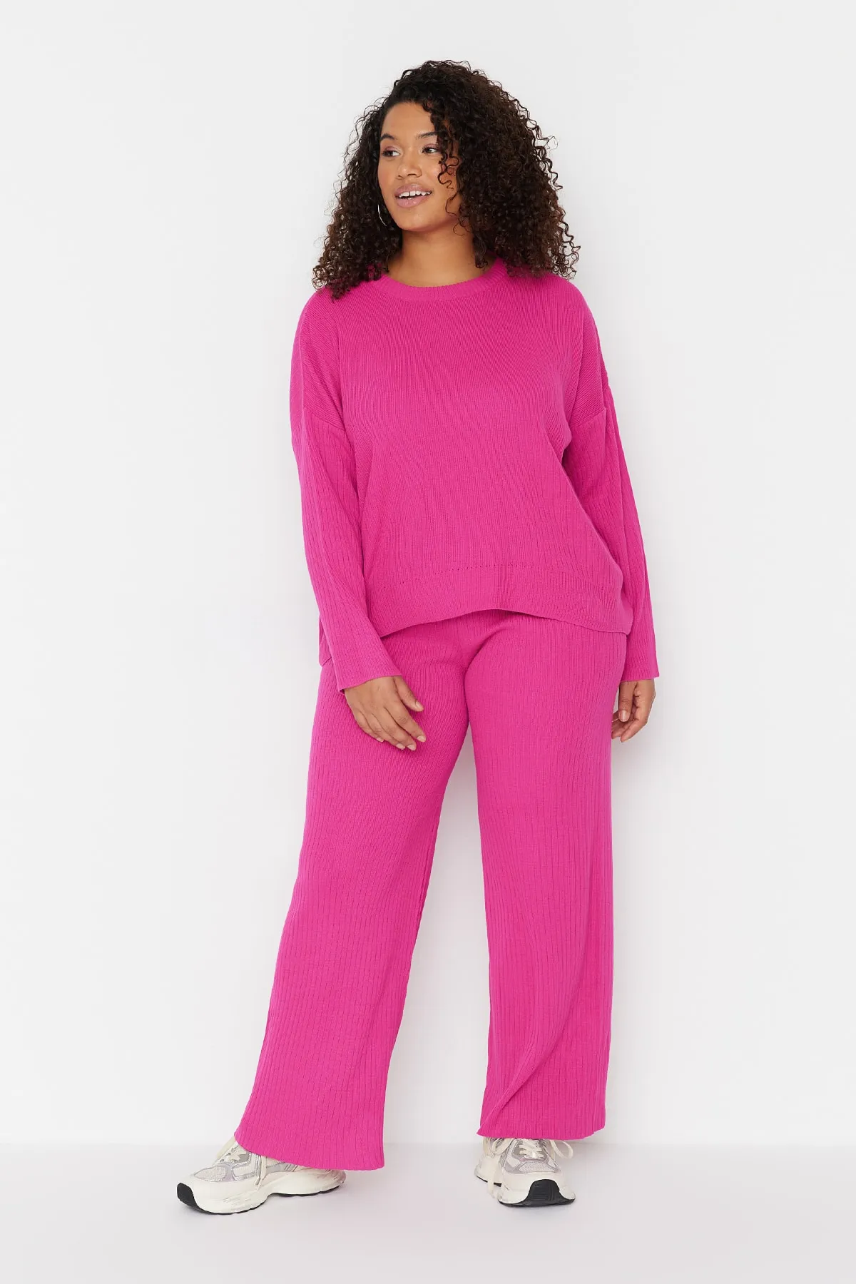 Trendyol Curve  Fuchsia - Strickpullover- und Hosen-Set mit Kordelzug und Rundhalsausschnitt TBBAW23CP00044