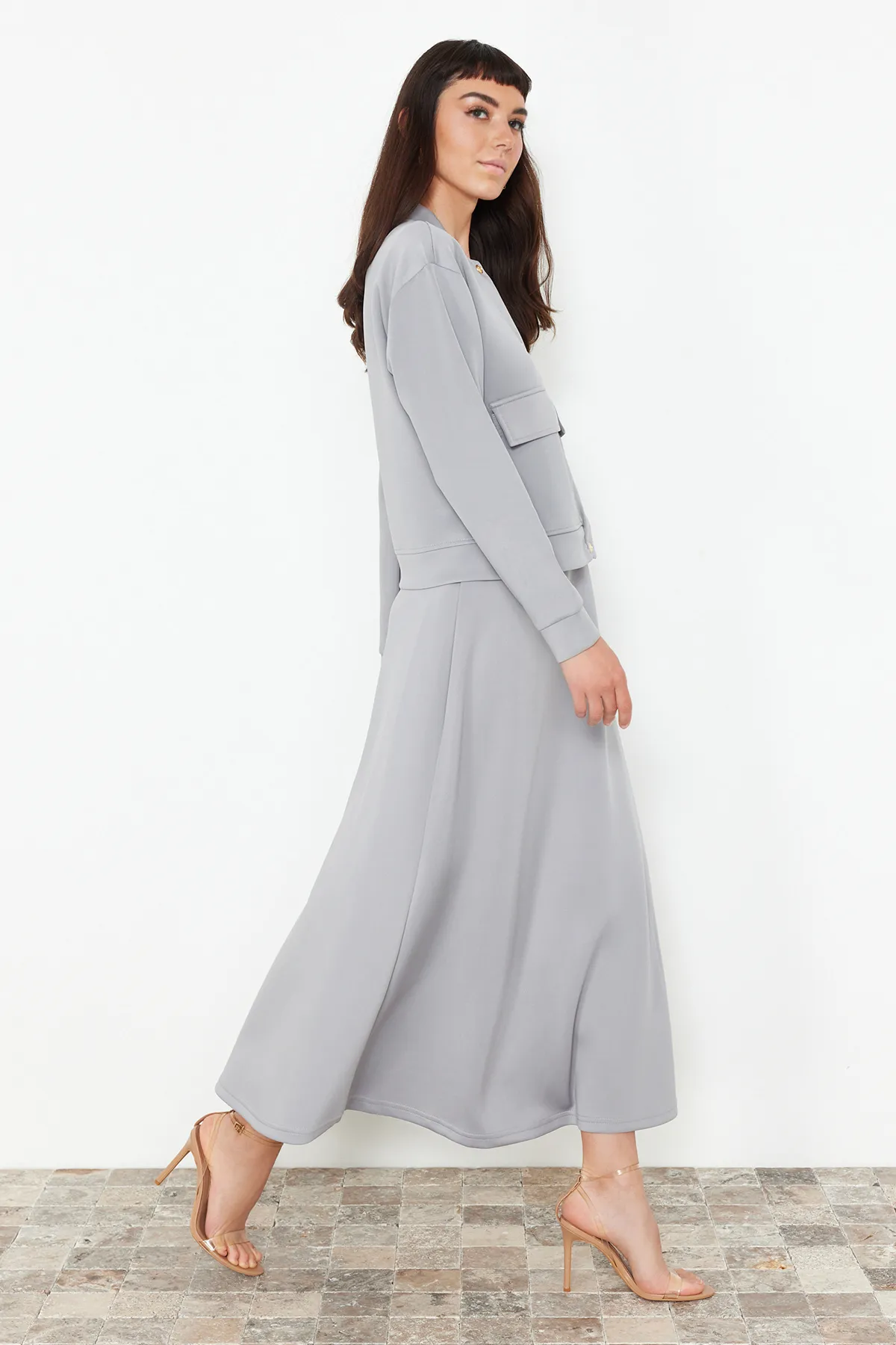 Trendyol Modest  Graues Set aus gestricktem Unterteil und Oberteil mit Bomberjacke und Rock TCTSS24US00048