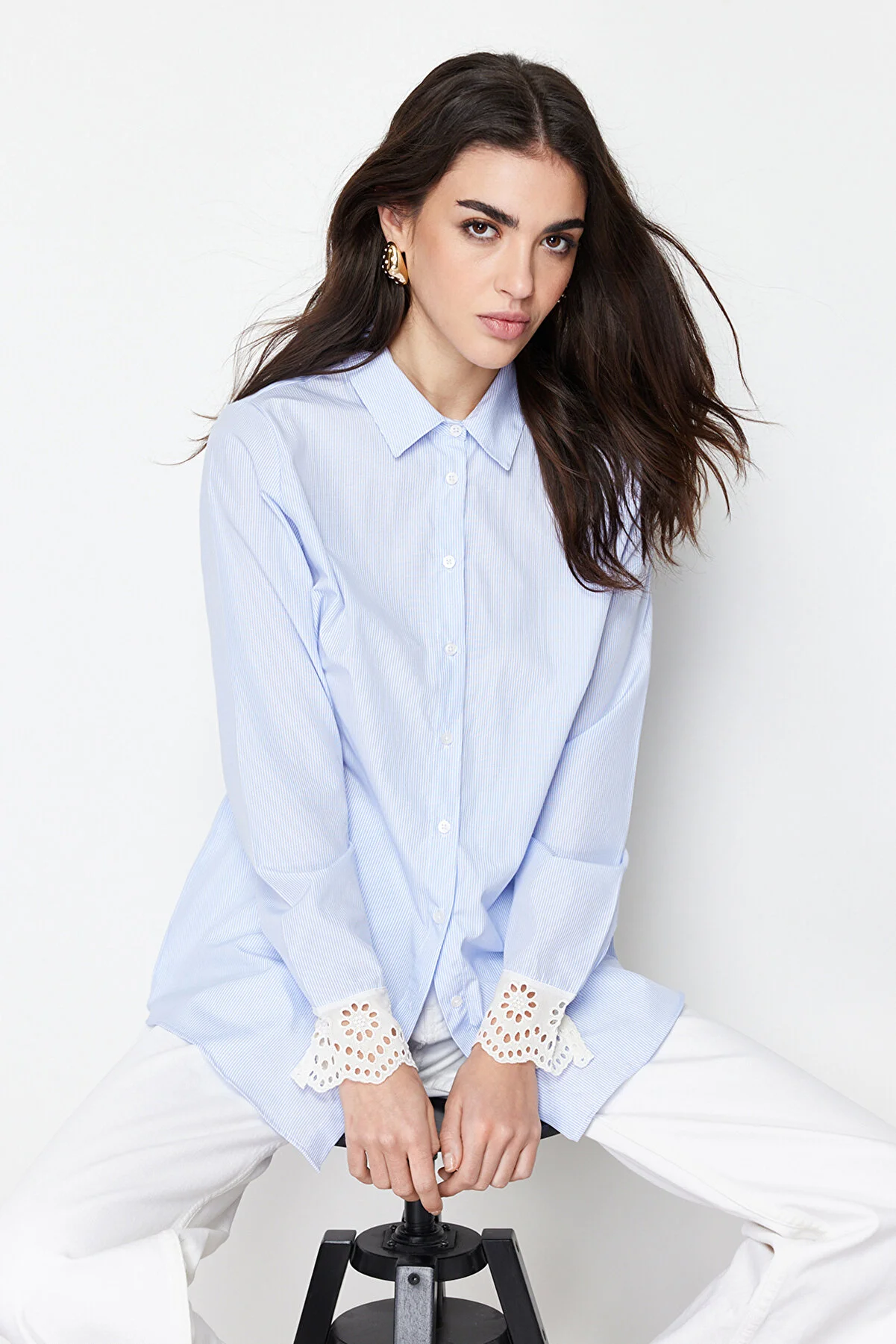 Trendyol Modest  Blaues Hemd aus gewebter Baumwollmischung mit Stickereidetail TCTSS24TG00006