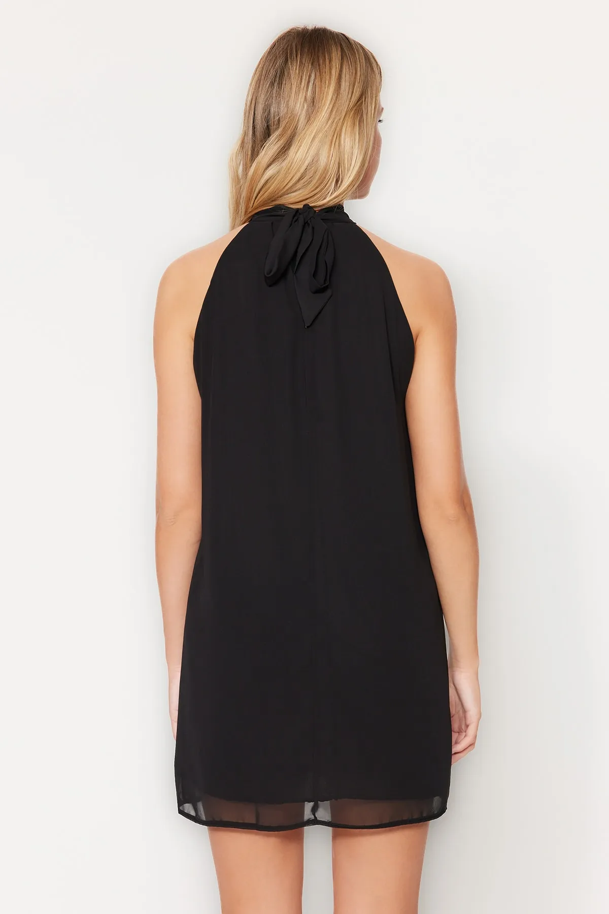 Trendyol Collection  Schwarzes, gerade geschnittenes Mini-Webkleid mit Neckholder und Neckholder TWOSS23EL01059