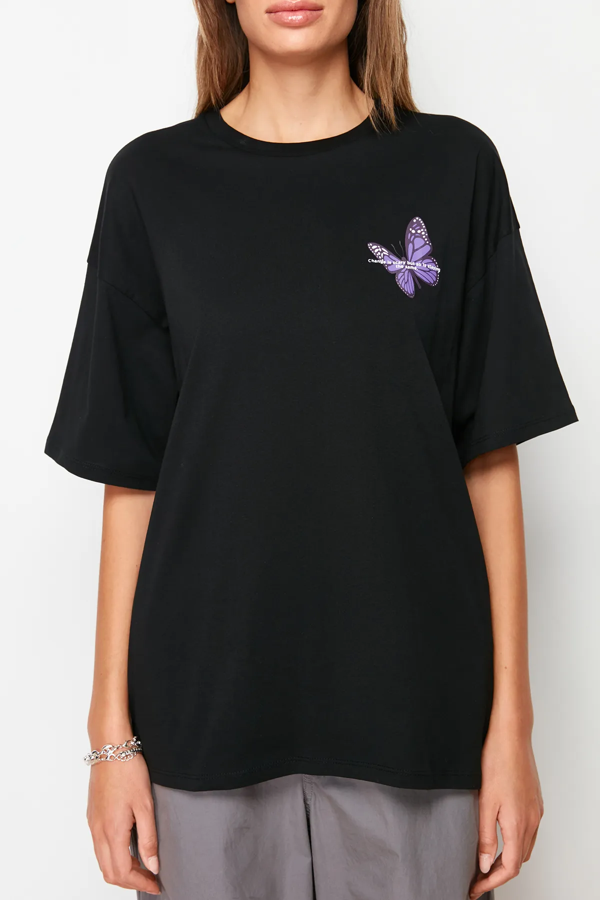 Trendyol Collection  Schwarzes Strick-T-Shirt mit Schmetterlingsdruck aus 100 % Baumwolle auf der Vorder- und Rückseite mit übergroßem/breitem Muster TWOSS23TS00188