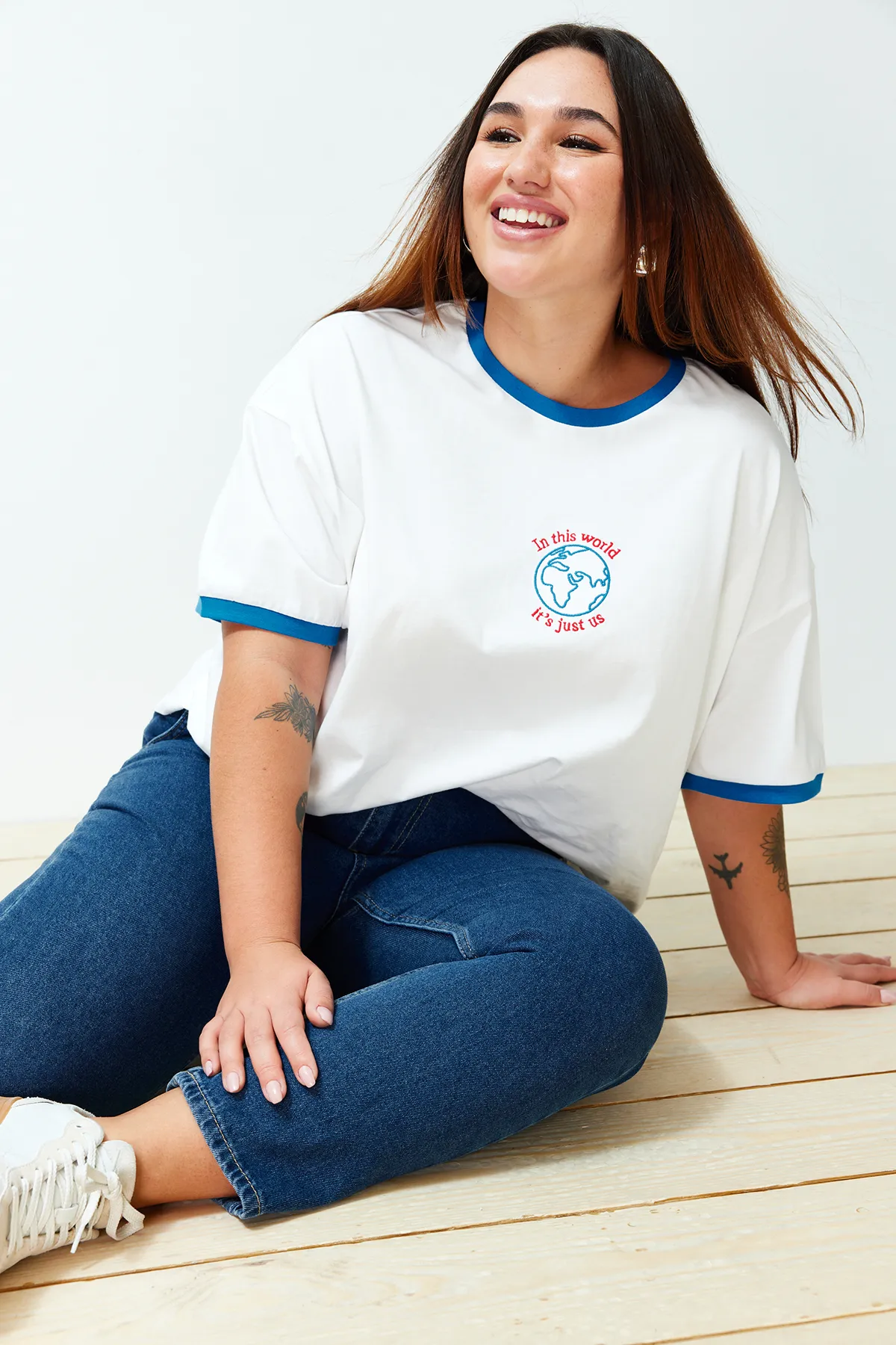 Trendyol Curve  Ecru Unisex-Übergröße, bequemes Paar-Strick-T-Shirt aus 100 % Baumwolle TBSSS24BF00033