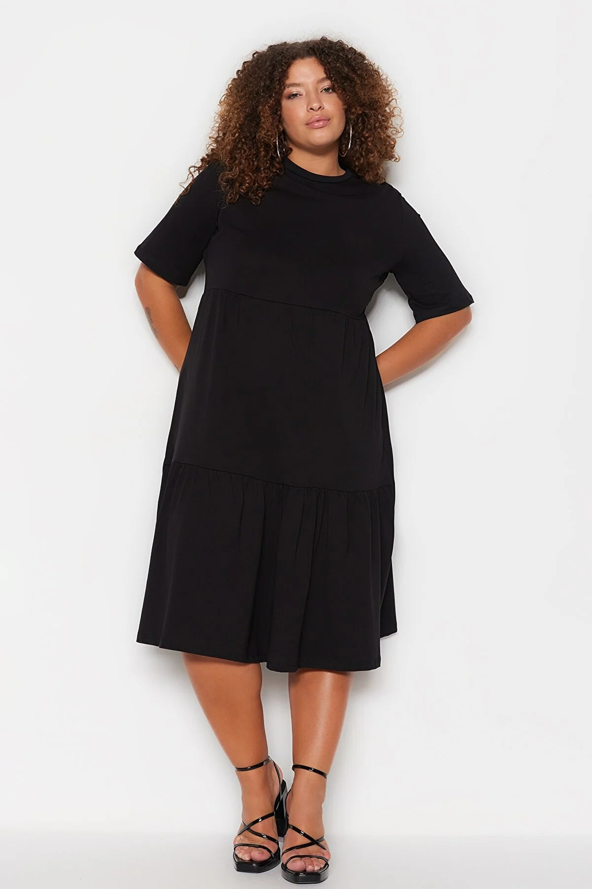 Trendyol Curve  Schwarzes Volant-Strickkleid mit Rundhalsausschnitt TBSSS23AH00129