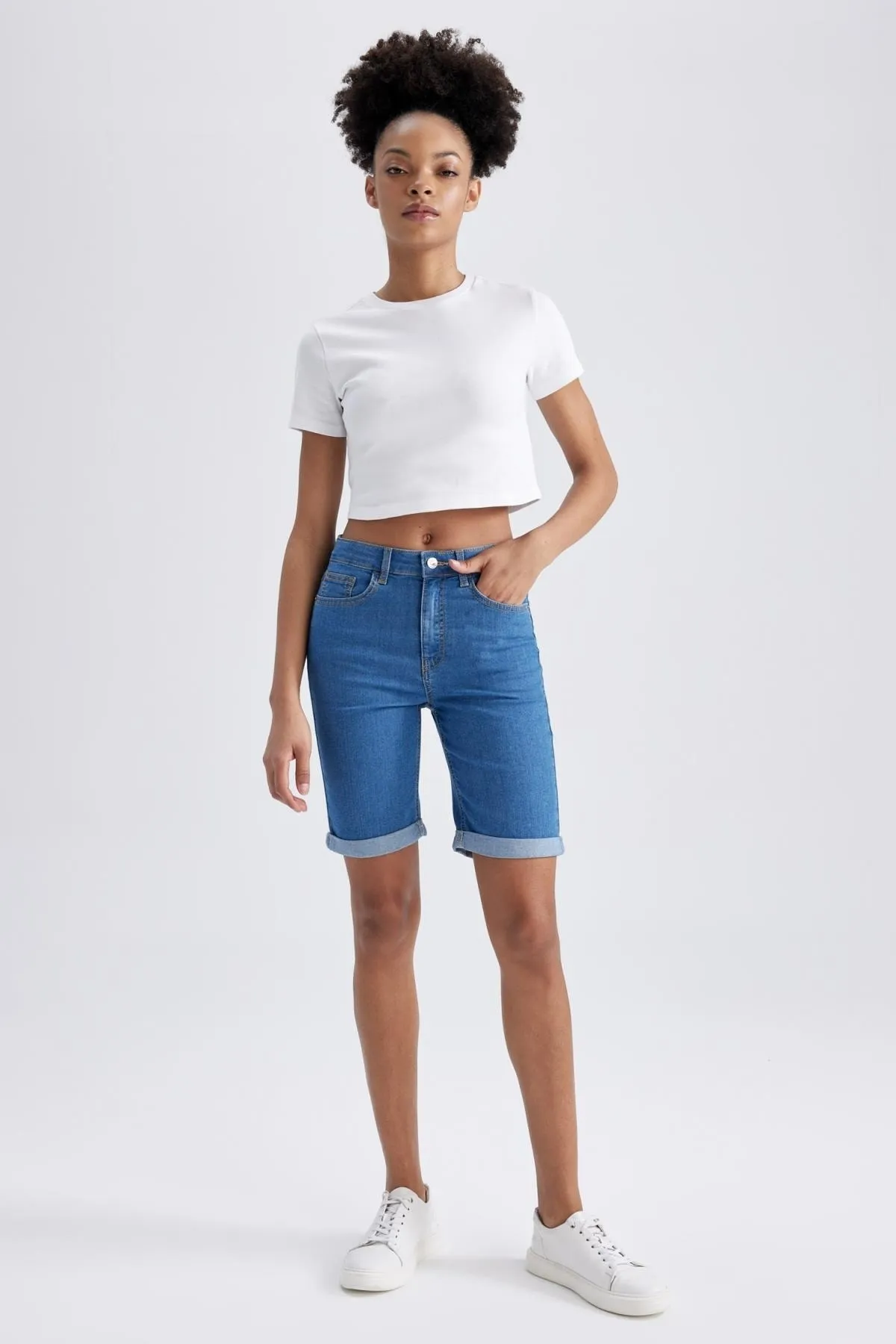 DeFacto  Jeans-Bermuda mit umgeschlagenem Bein und normaler Taille A1958ax23sm