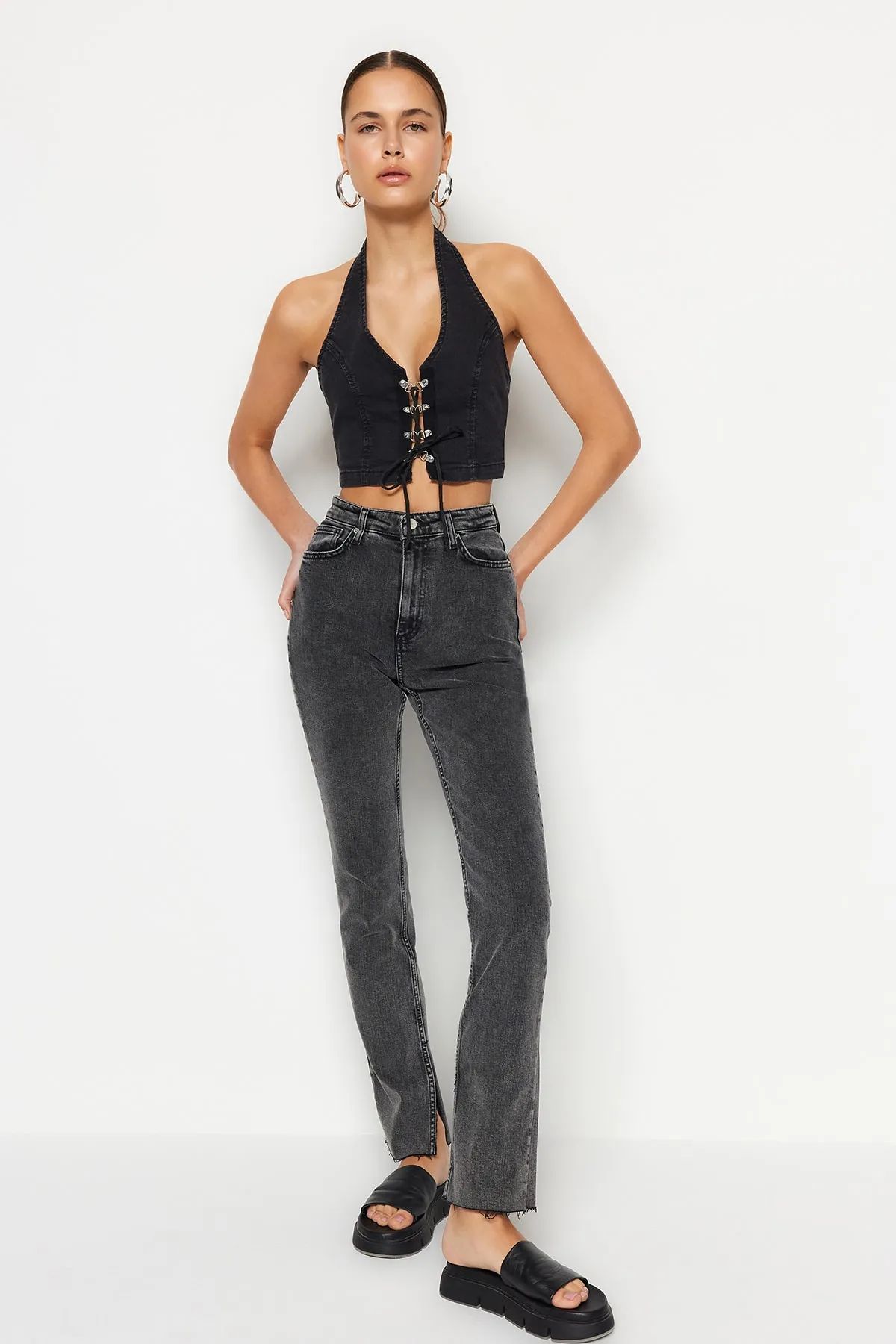 Trendyol Collection  Anthrazitfarbene High Waist Slim Flare Jeans mit Schlitz TWOAW22JE0382
