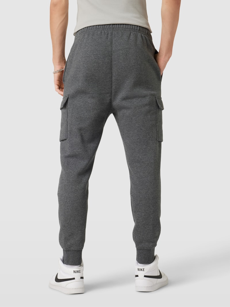 Sweatpants mit aufgesetzten Taschen in anthrazit meliert