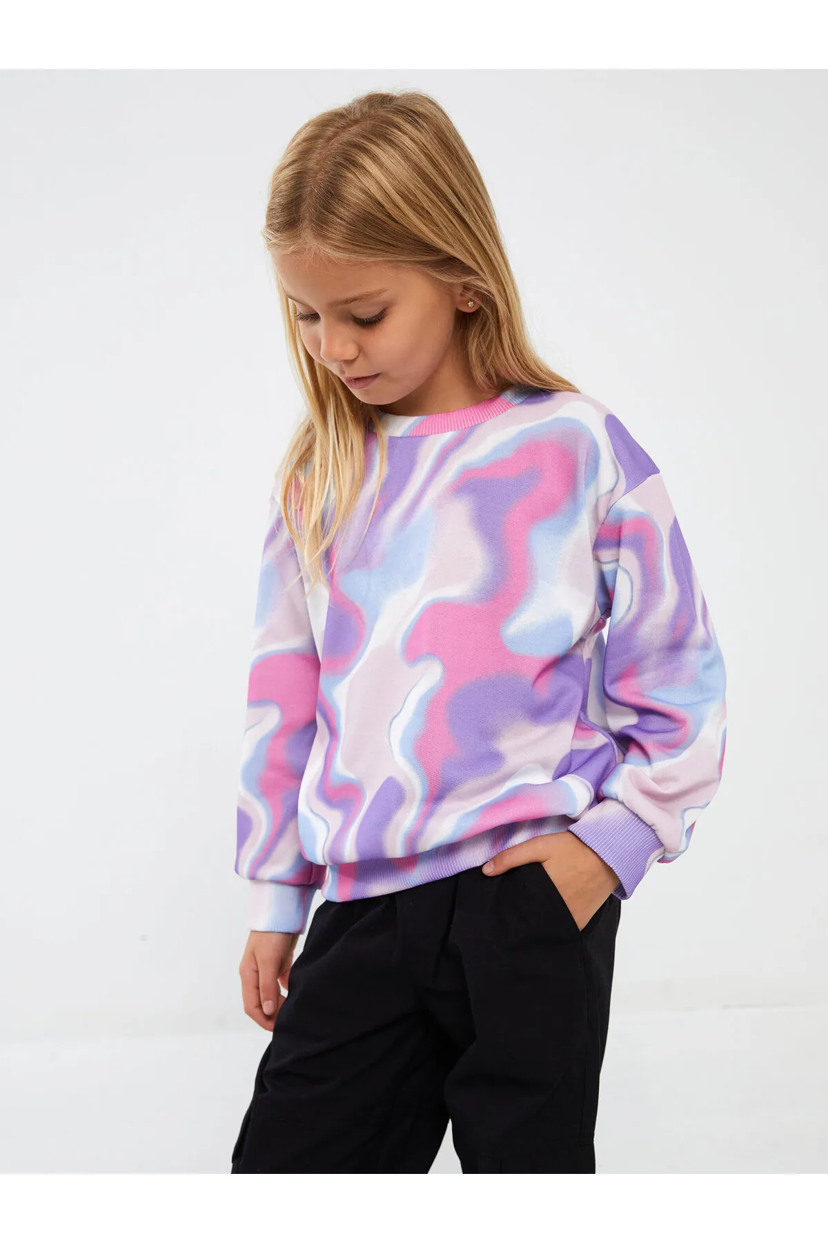 LC Waikiki  Langärmliges Mädchen-Sweatshirt mit Rundhalsausschnitt und Batikmuster