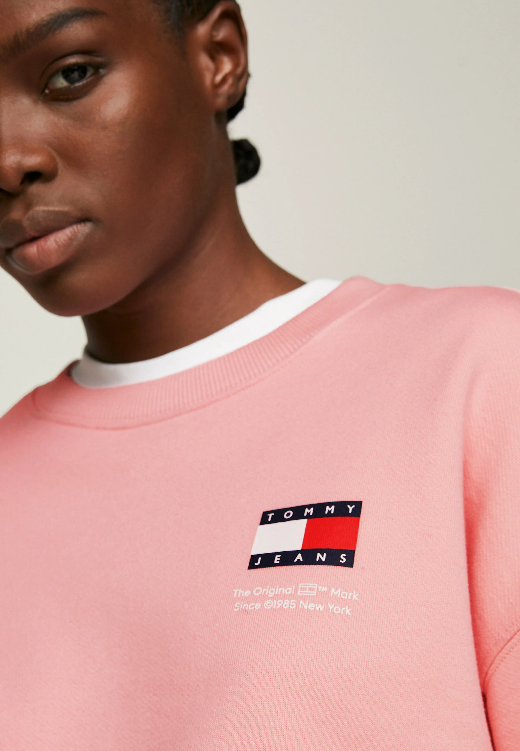 Sudadera Tommy Jeans con cuello redondo y estampado de bandera