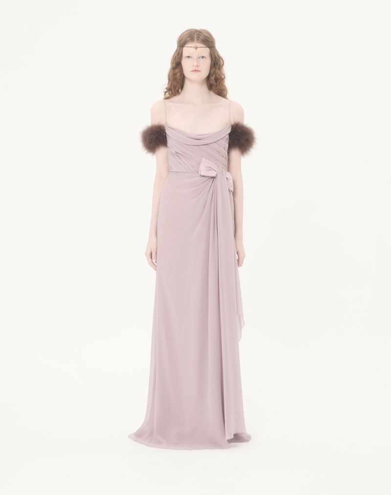 Vestido longo em georgette leve com penas.
