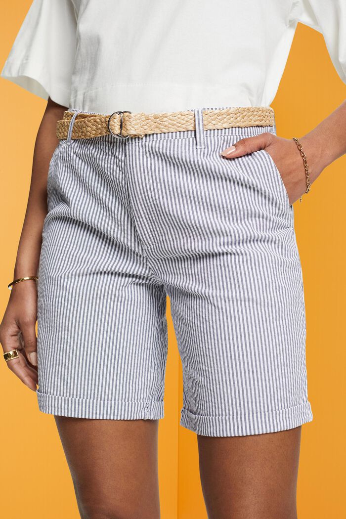 Gestreifte Shorts mit Raffia-Flechtgürtel