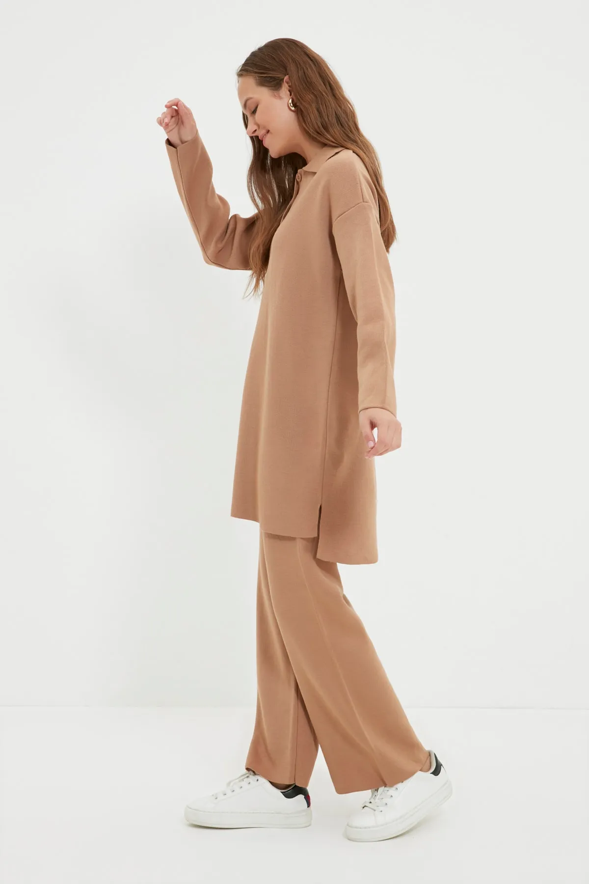 Trendyol Modest  Kamelfarbener Strickanzug mit Polokragen und Tunika-Hose TCTAW22US0076