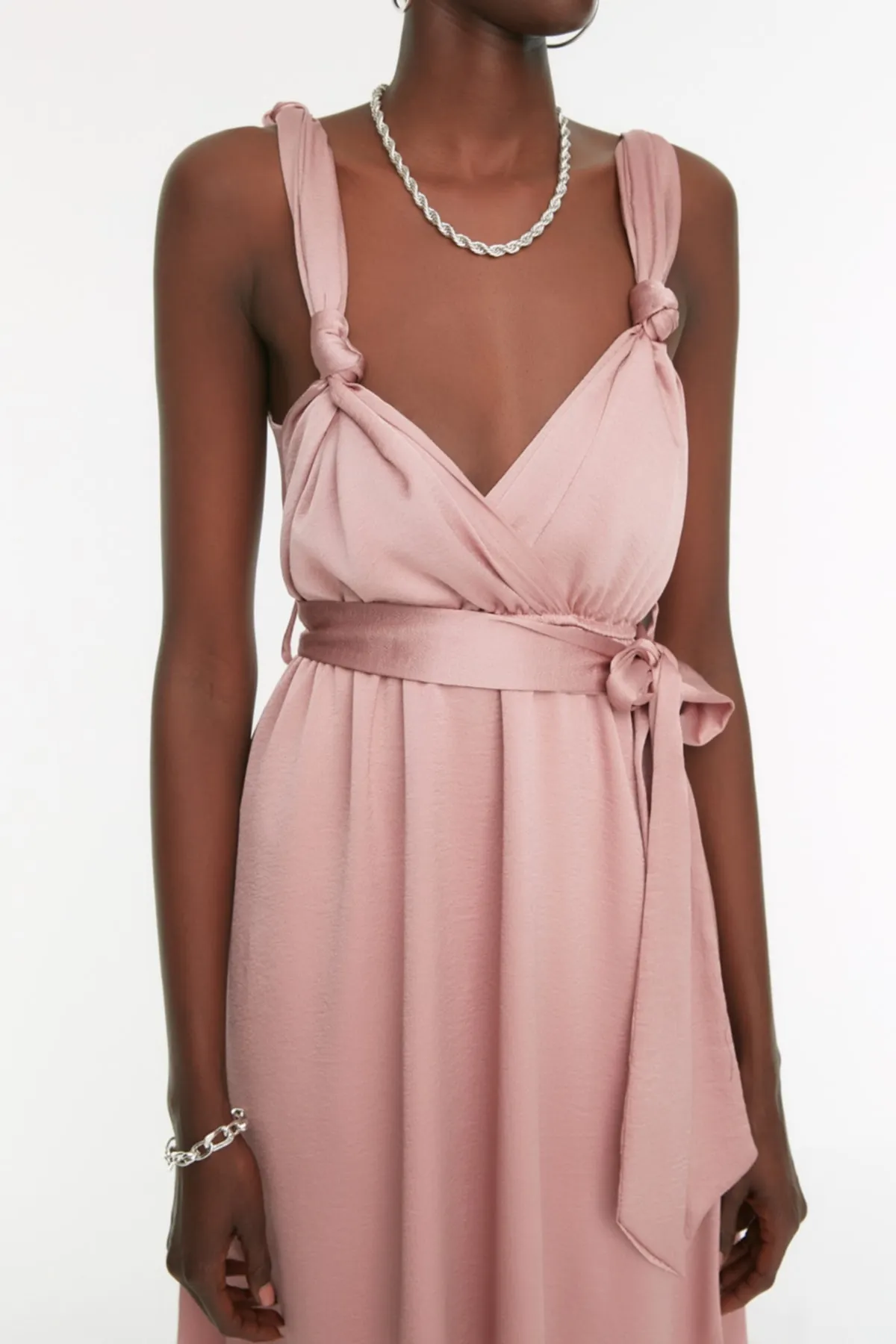 Trendyol Collection  Dusty Rose Abendkleid mit Schärpe und Details TPRSS19BB0283