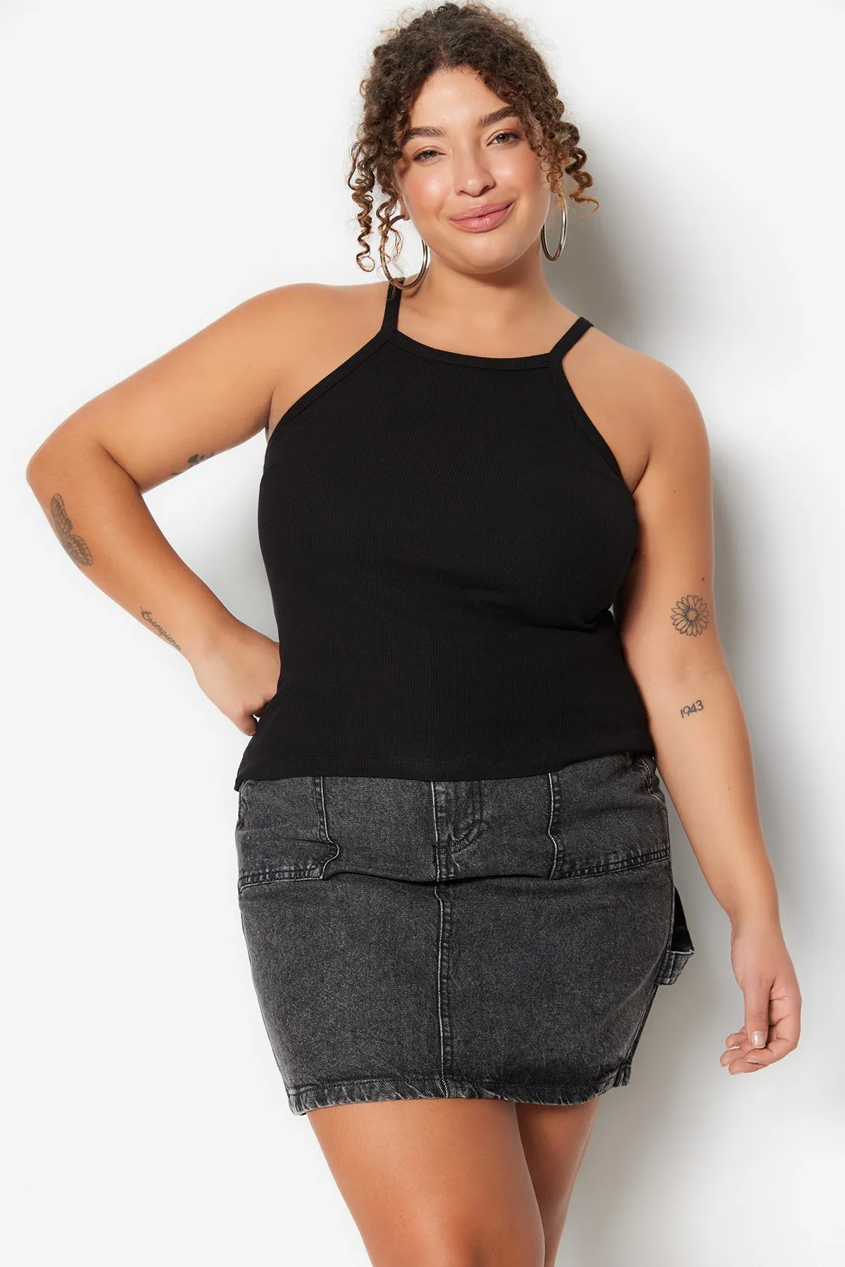 Trendyol Curve  Schwarzes Basic-Strick-Tanktop mit Neckholder-Kragen TBBSS23CV00000