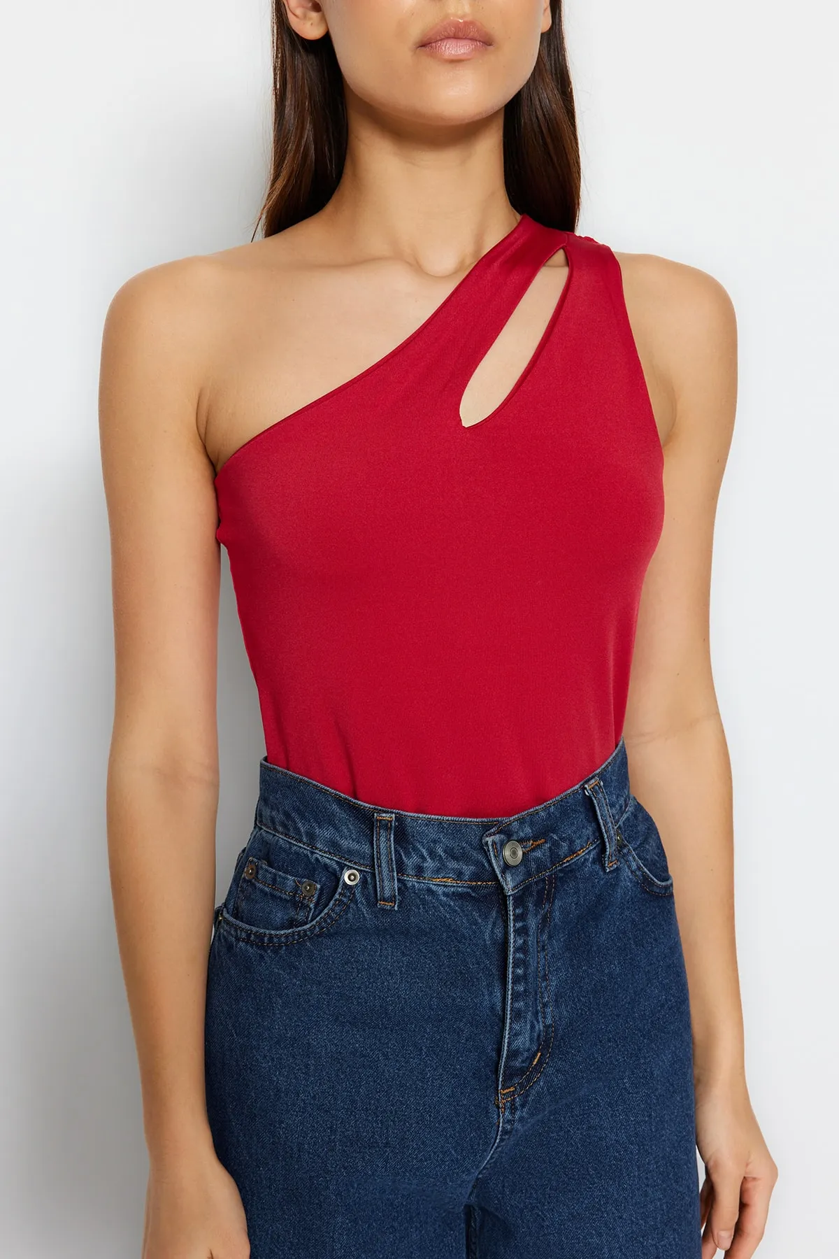 Trendyol Collection  Cherry Rotten Asymmetrischer Kragen Cut Out Detail Stretch-Strickbody mit Druckknöpfen TWOSS23BD00014