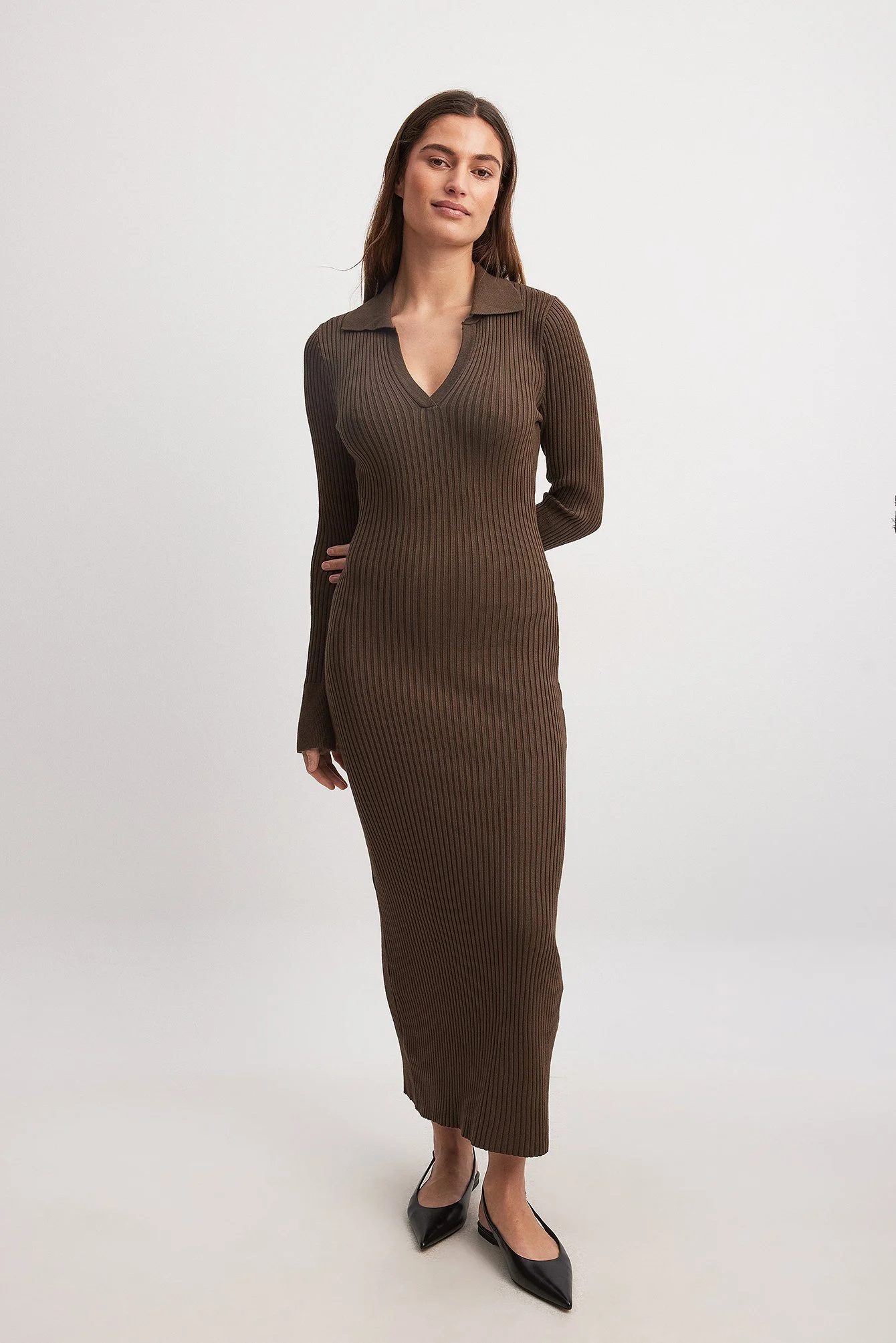 Rippenstrick-Kleid mit Trompetenärmeln