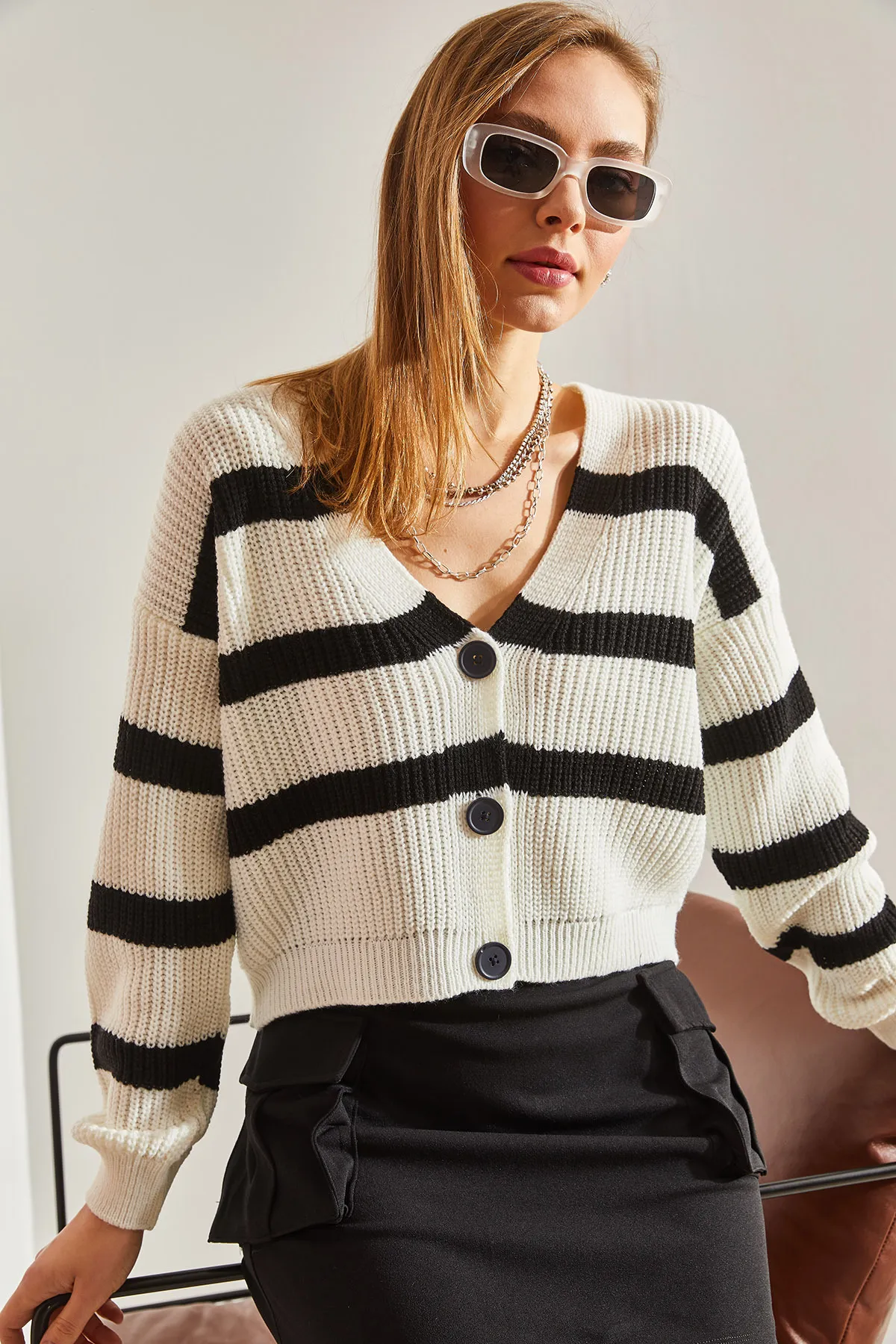 Bianco Lucci  Damen-Cardigan aus gestreiftem Strick mit drei Knöpfen