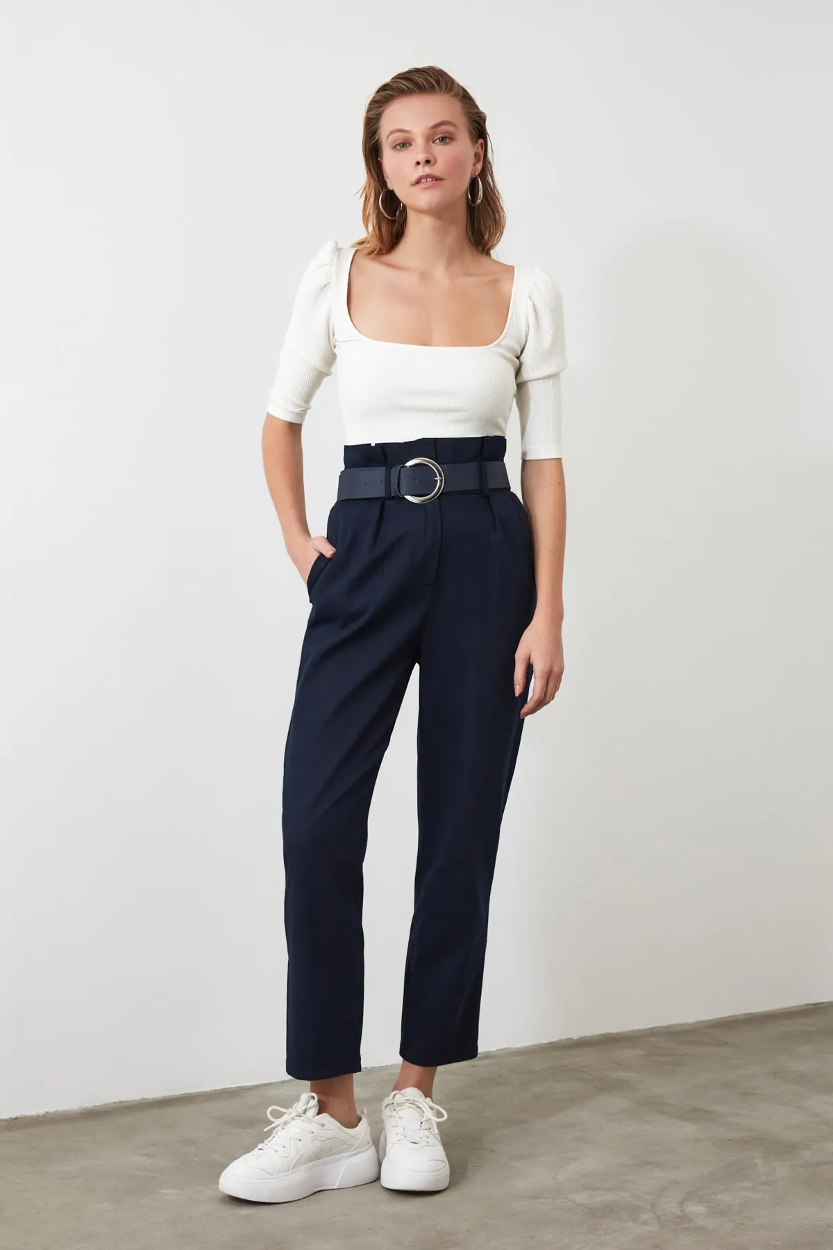 Trendyol Collection  Marineblaue, karottengewebte Hose mit Gürtel TWOSS20PL0016