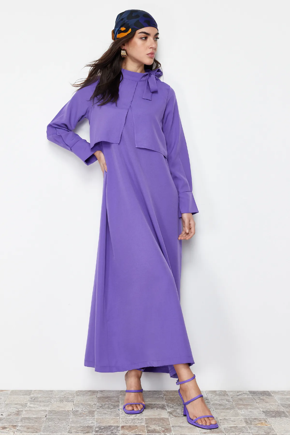 Trendyol Modest  Lilafarbenes, gewebtes Kleid mit Kragen und Krawatte TCTSS23EB00283