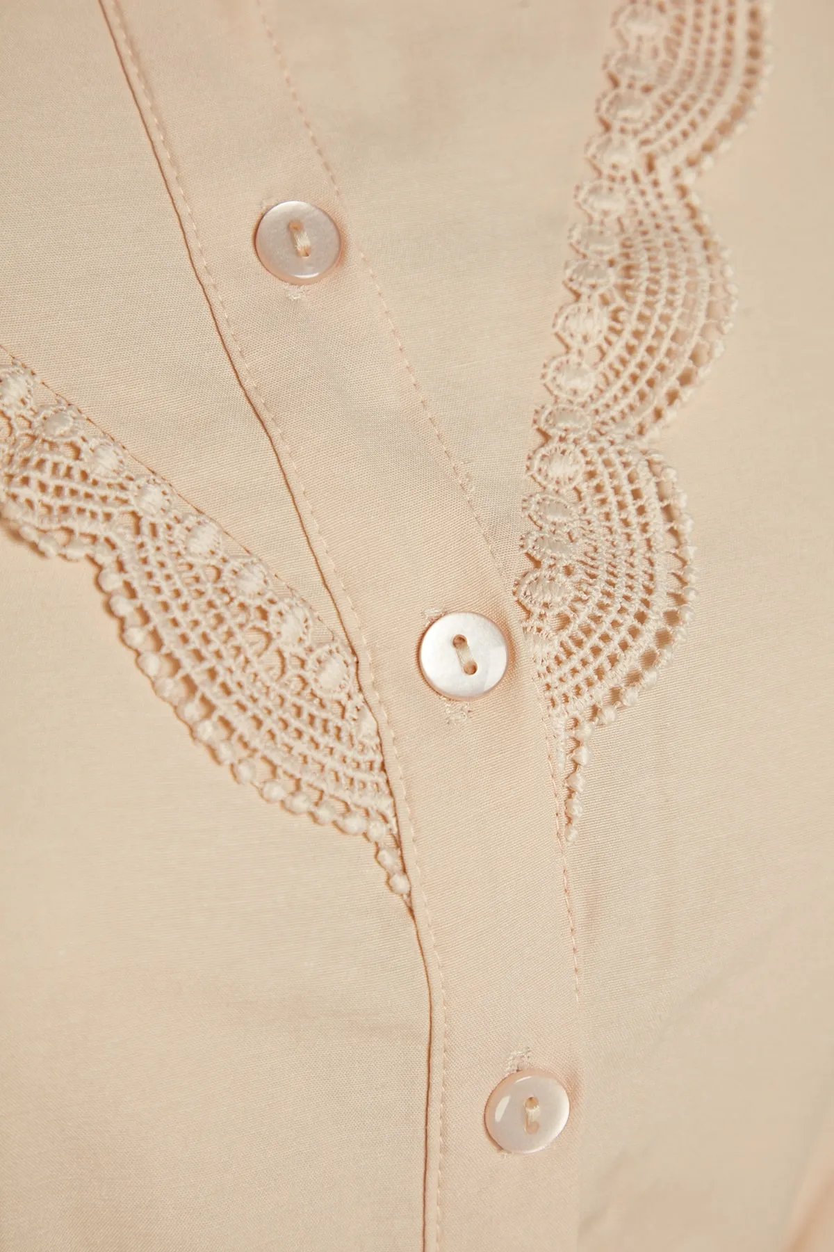 Trendyol Modest  Beiges, besticktes, gewebtes Kleid mit Taillenband TCTSS23EB00206