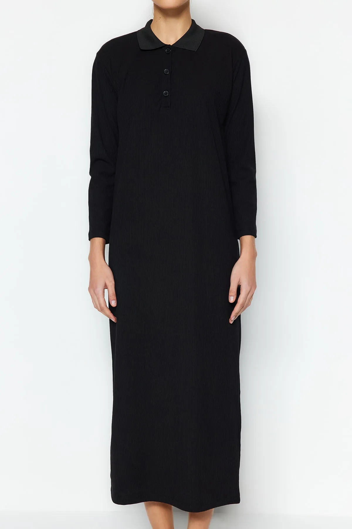 Trendyol Modest  Schwarzes geripptes Strickkleid mit Polokragen TCTSS23EB00246