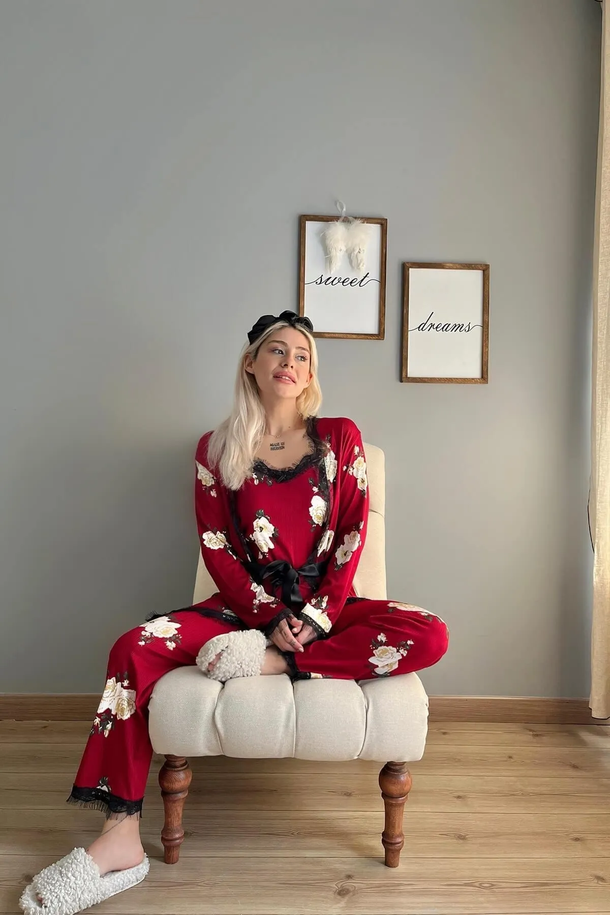 Pijamaevi  Burgunderfarbenes Pegasus-Pyjama-Set mit Blumenmuster und Morgenmantel