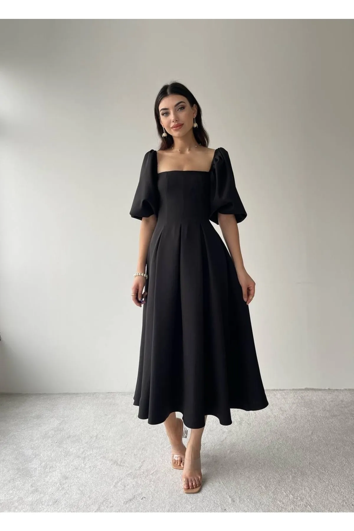 SONREİR  Kurzes, plissiertes langes Kleid mit Ballonärmeln und quadratischem Ausschnitt