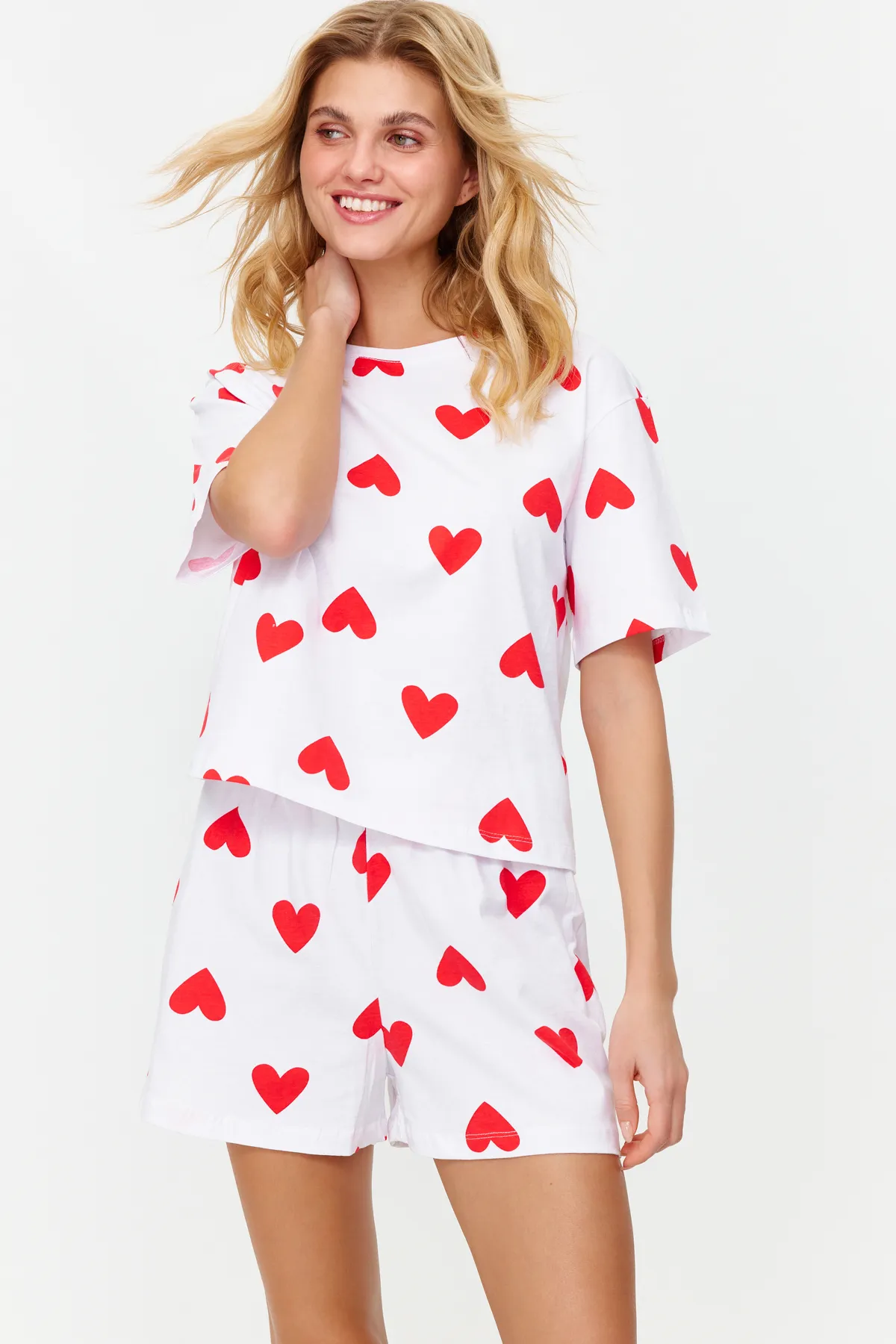 Trendyol Collection  Weißes Herz-Strick-Pyjama-Set aus 100 % Baumwolle THMSS24PT00029