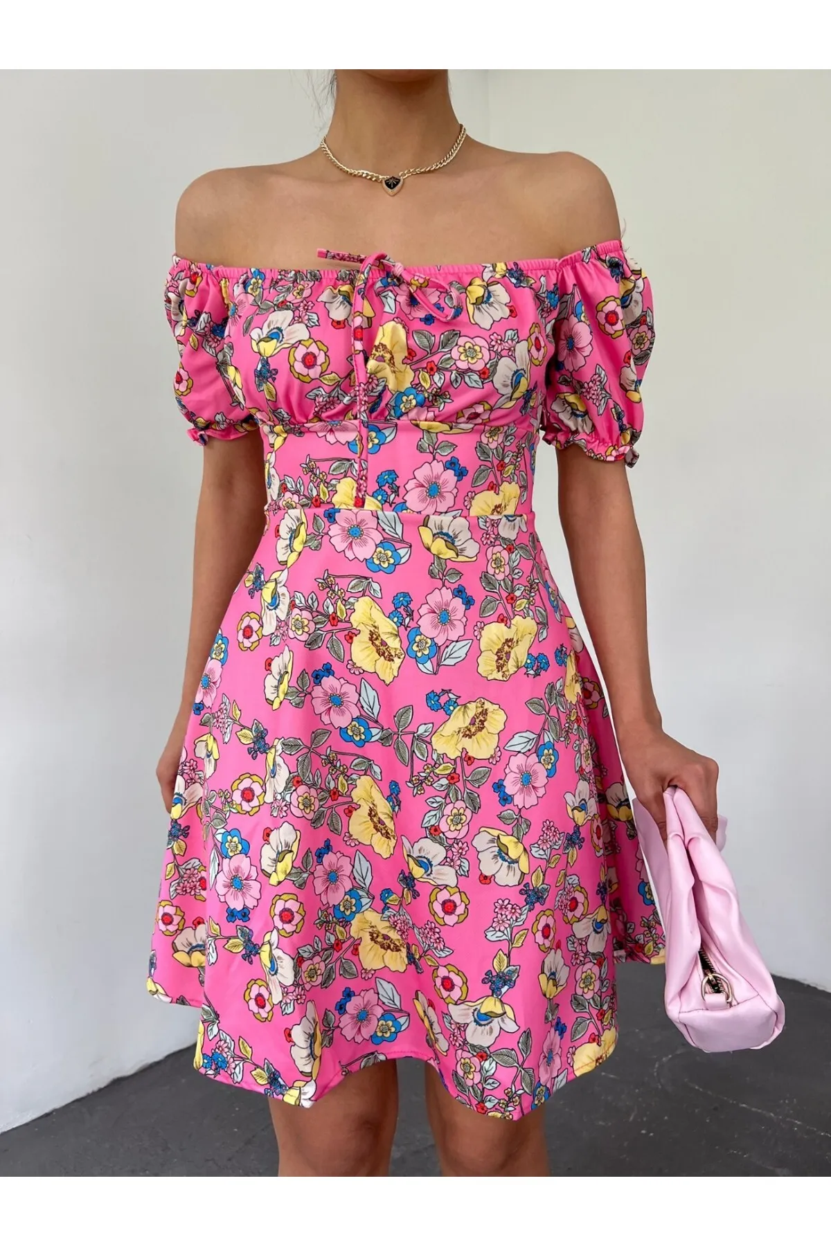 Modamorfo  Minikleid mit elastischem Kragen und Spitzendetail