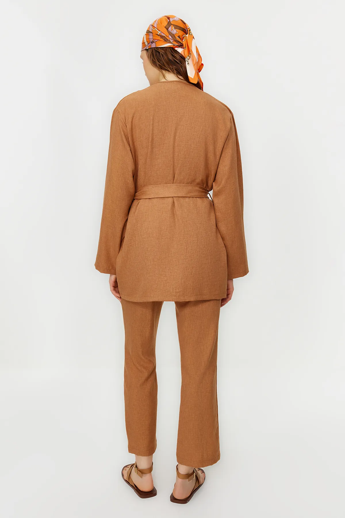 Trendyol Modest  Kamelfarbenes Kimono-Hose-Set in Leinenoptik mit Gürtel aus gewebtem Ober- und Unterteil TCTSS24US00005