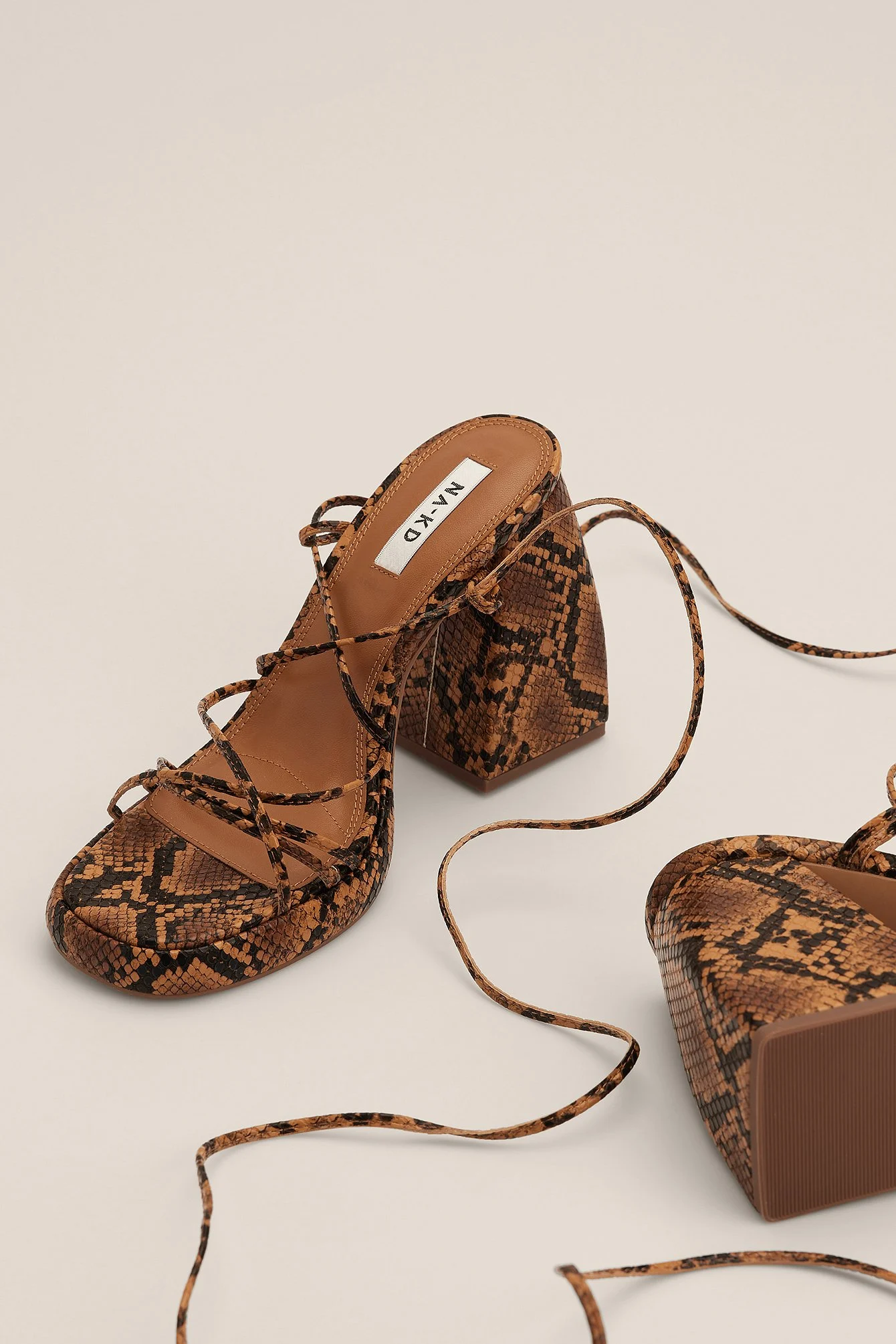 Retro-Absatzschuhe mit Keilabsatz und Riemchen