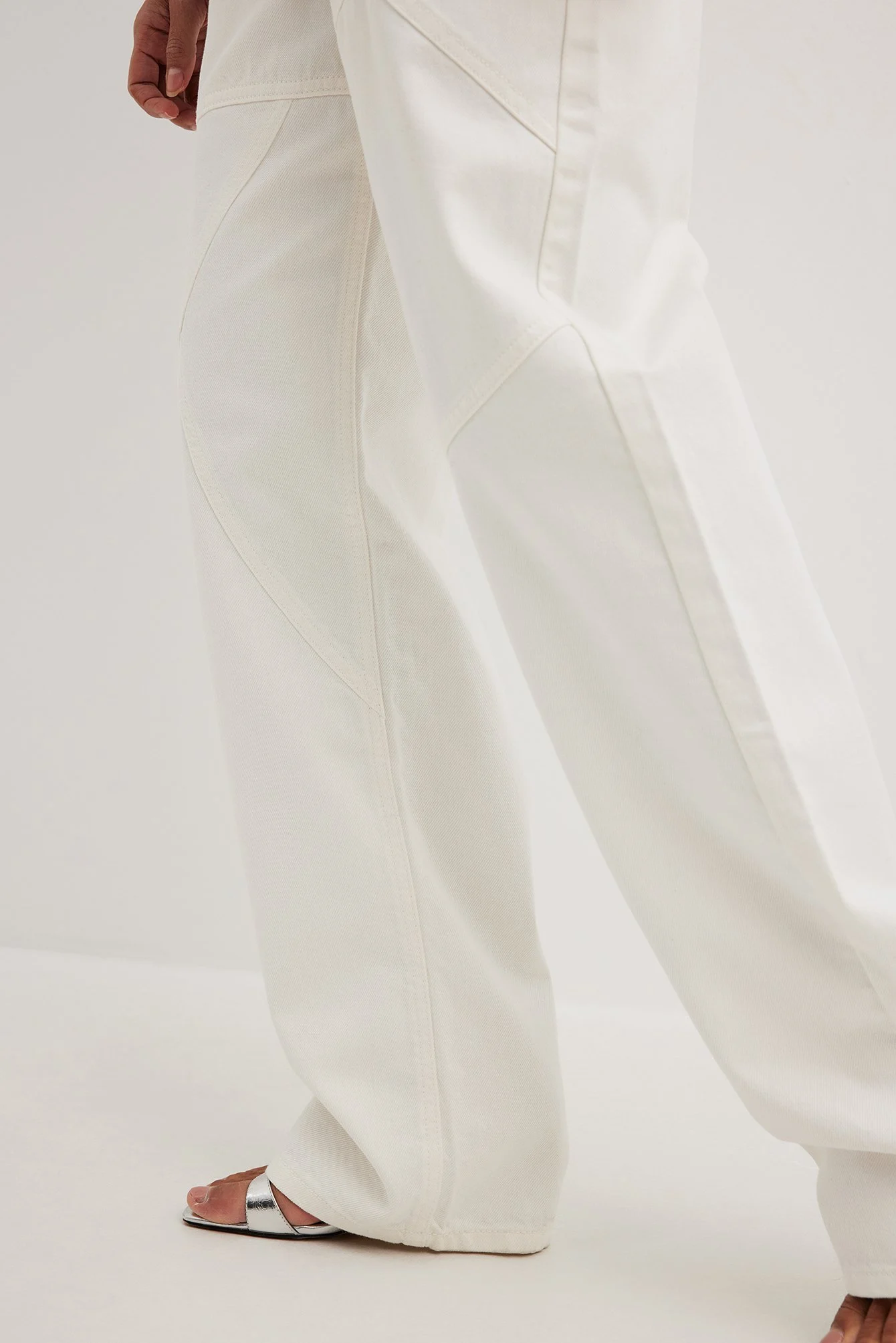 Weite Jeans mit mittlerer Taille und Nahtdetails