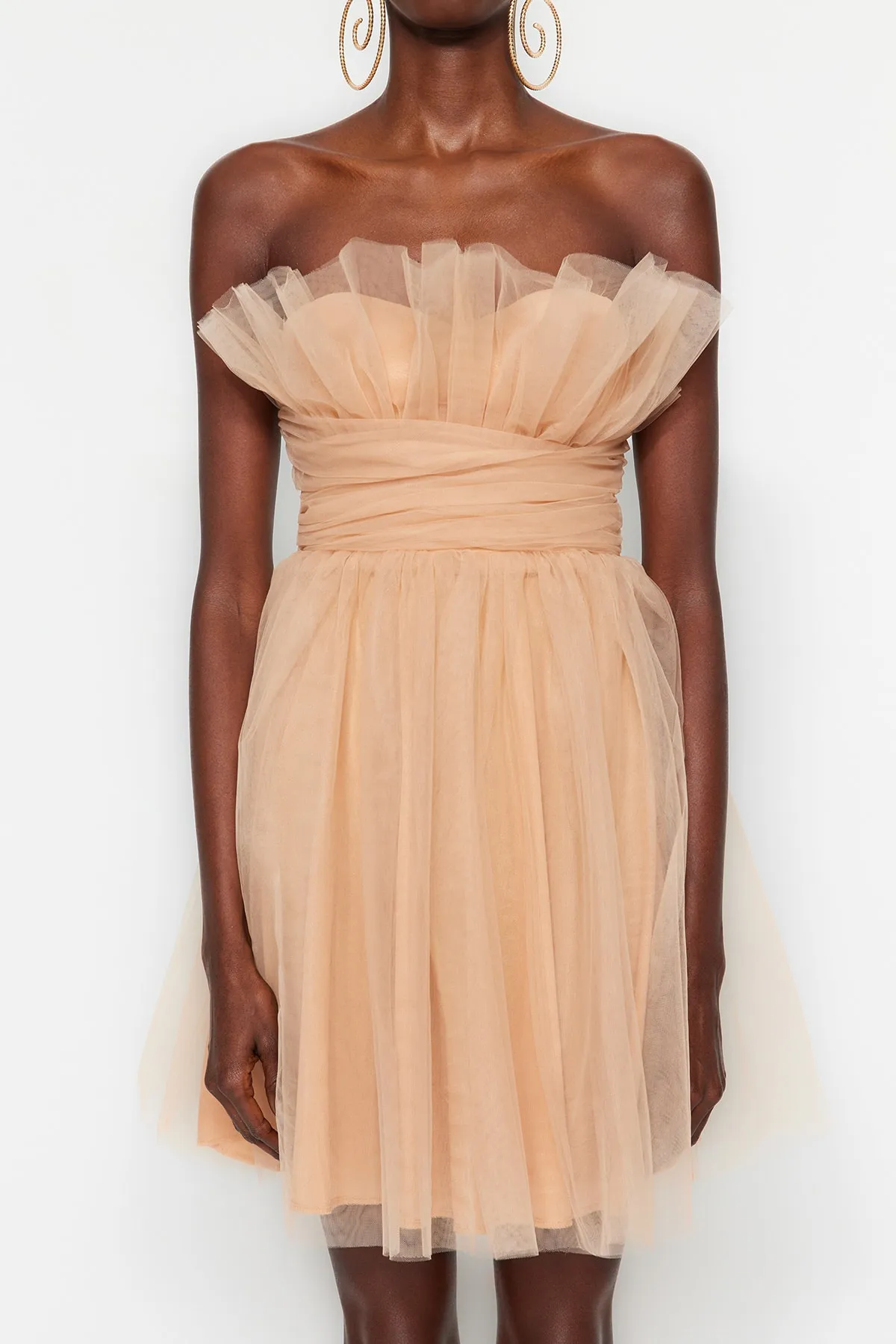 Trendyol Collection  Beiges Abendkleid mit offener Taille und Skater-Futter aus Tüll TPRSS23EL00343
