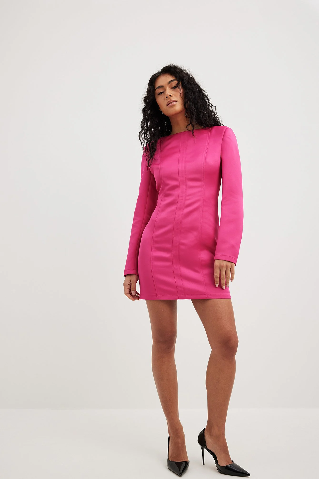 Satin-Minikleid mit Nahtdetail