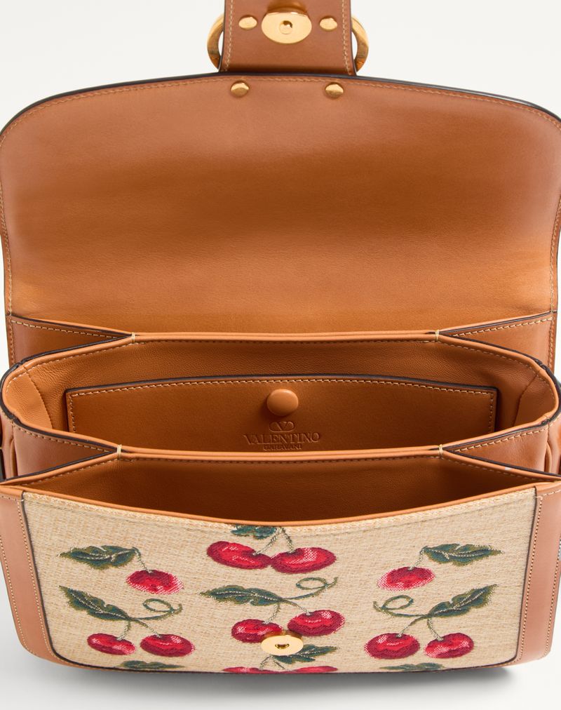 Valentino Garavani 9To5 Jacquard Raffia Skuldertaske med Kirsebærmotiv