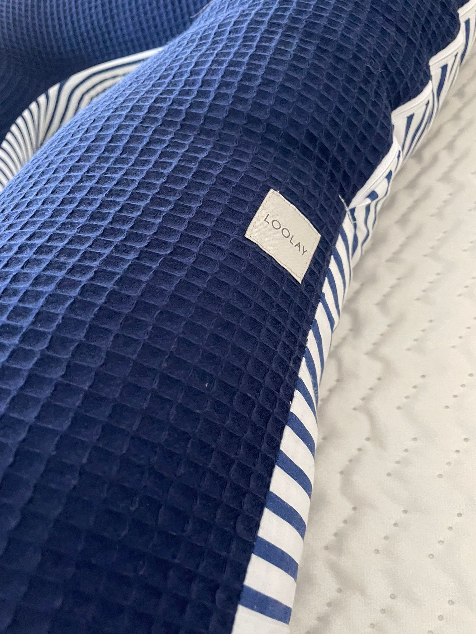 Loolay Stillkissen Schwangerschaftskissen Seitenschläferkissen Stillkissen TYP A 330cm, Attmungsaktive WAFFELPIQUE + GLATT Baumwolle XXXL Lagerungkissen; MUSTER: Waffel DUNKELBLAU/ Blau-Weiß Streifen, LOOLAY® Stillkissen + Bezug, 100% Europäische Sto