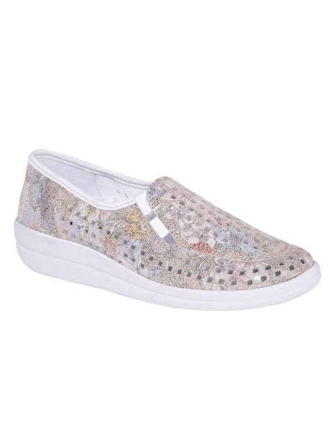 Slipper mit sommerlich luftigen Durchbrüchen