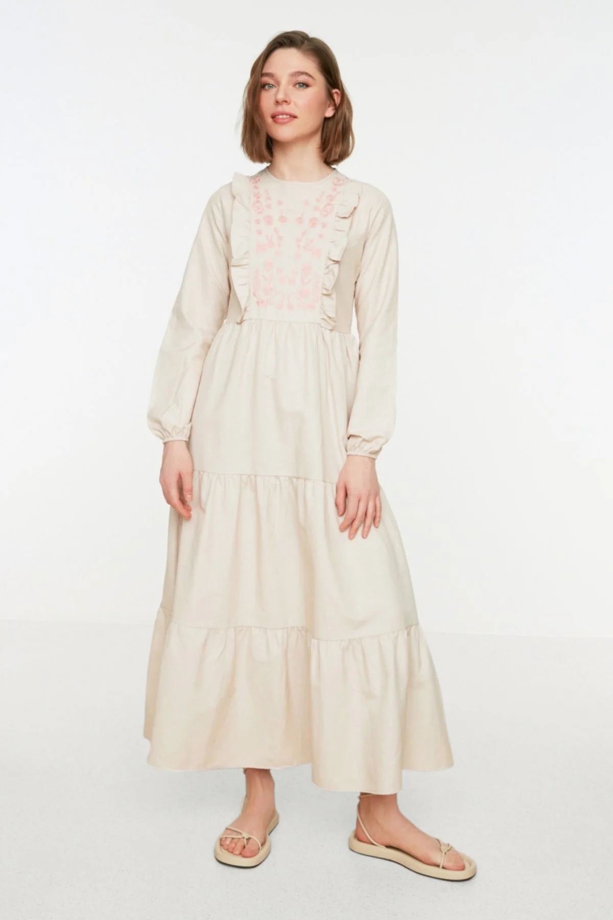 Trendyol Modest  Beiges, gewebtes Kleid mit Rüschendetails und Stickereien TCTSS22EB0004