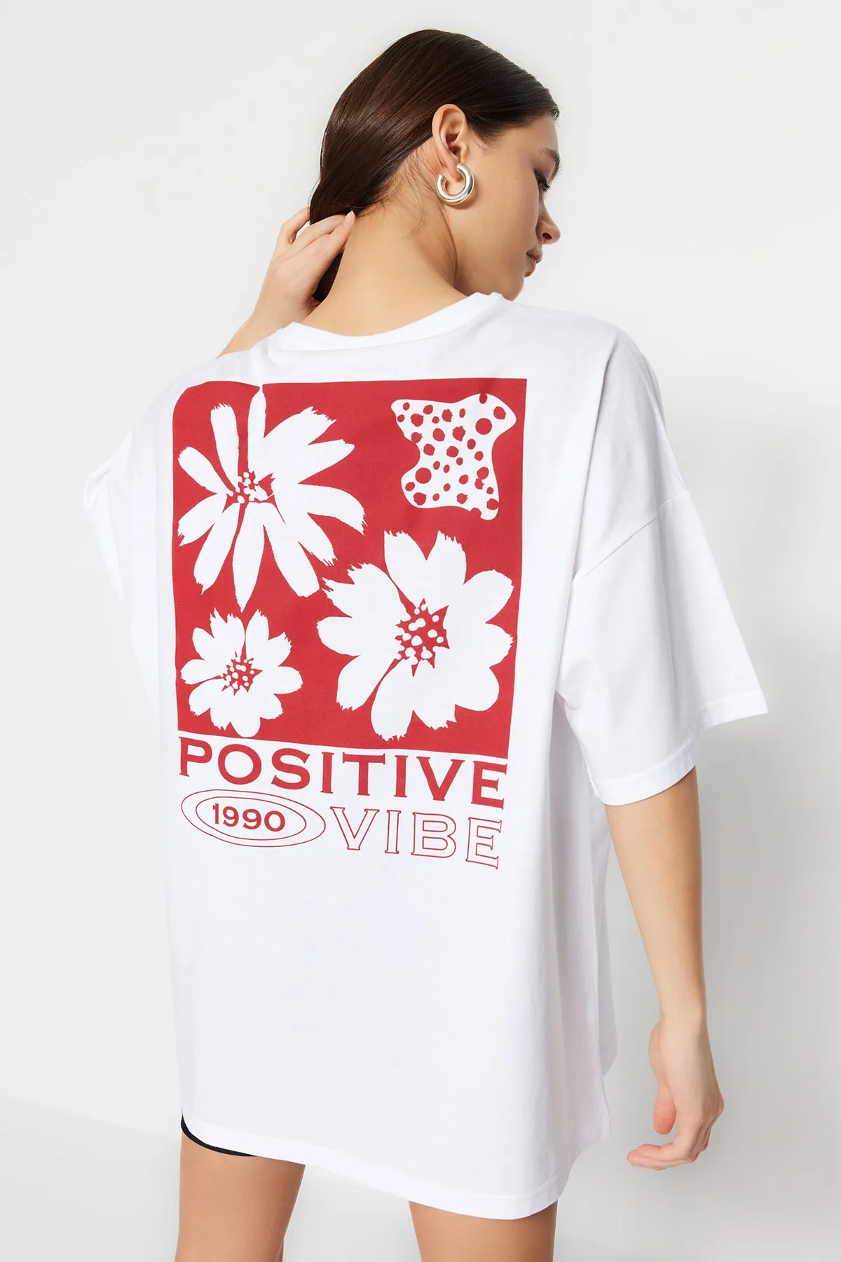 Trendyol Collection  Weißes Strick-T-Shirt mit Rundhalsausschnitt aus 100 % Baumwolle mit Aufdruck auf der Rückseite und weiter Passform TWOSS23TS00321
