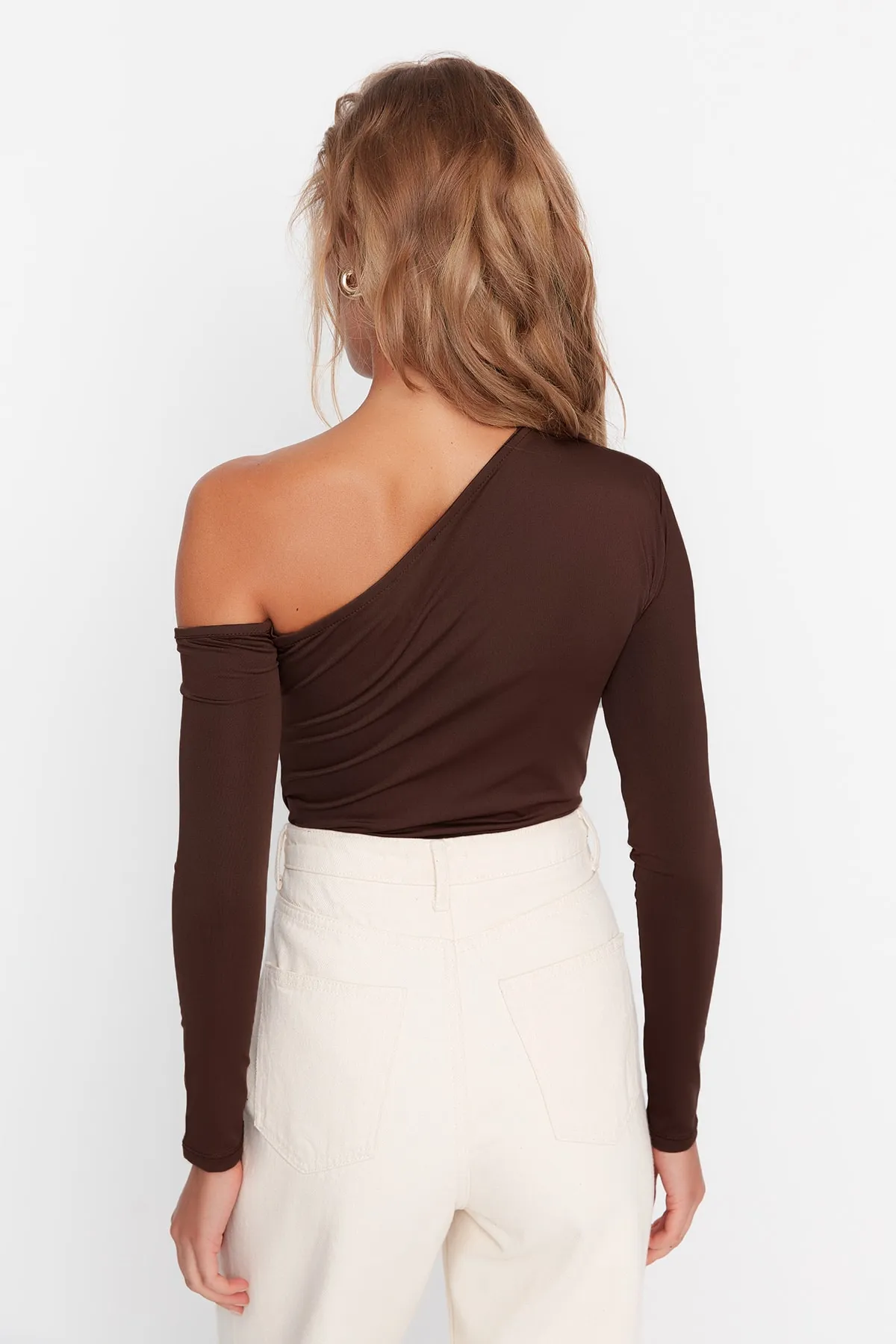Trendyol Collection  Brauner, asymmetrischer Kragen, langärmeliger Stretch-Strickbody mit Druckknöpfen TWOAW22BD0080