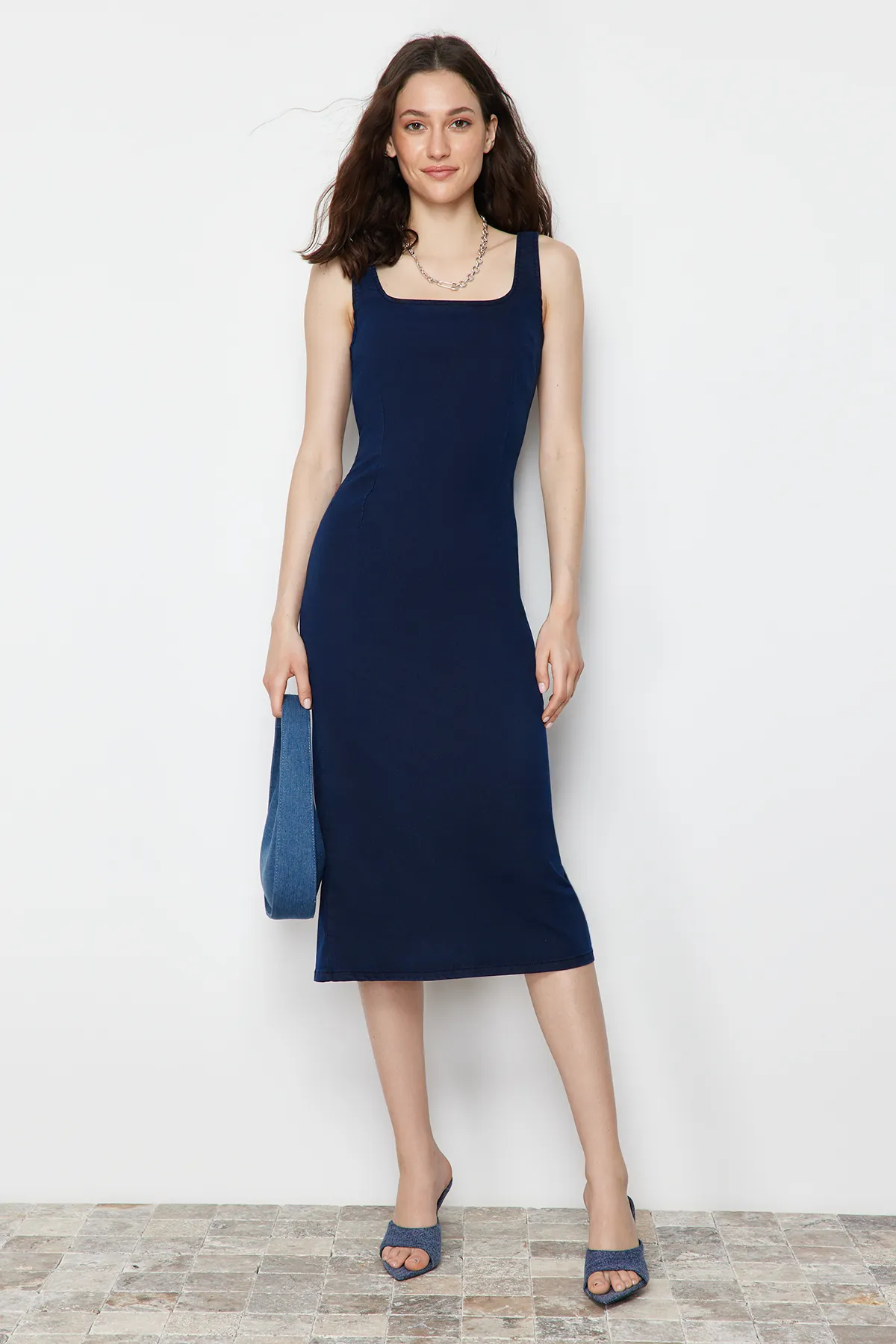 Trendyol Collection  Dunkelblaues Denim-Midikleid mit detaillierten Nähten TWOSS24EL00380