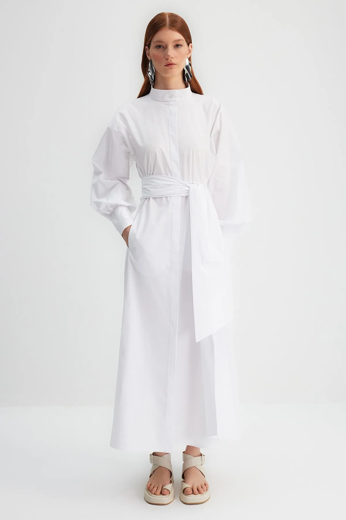 Trendyol Modest  X Kevser Sarıoglu Weißes Kleid aus 100 % gewebtem Baumwollpopeline mit breitem Gürtel TCLSS23DB00009