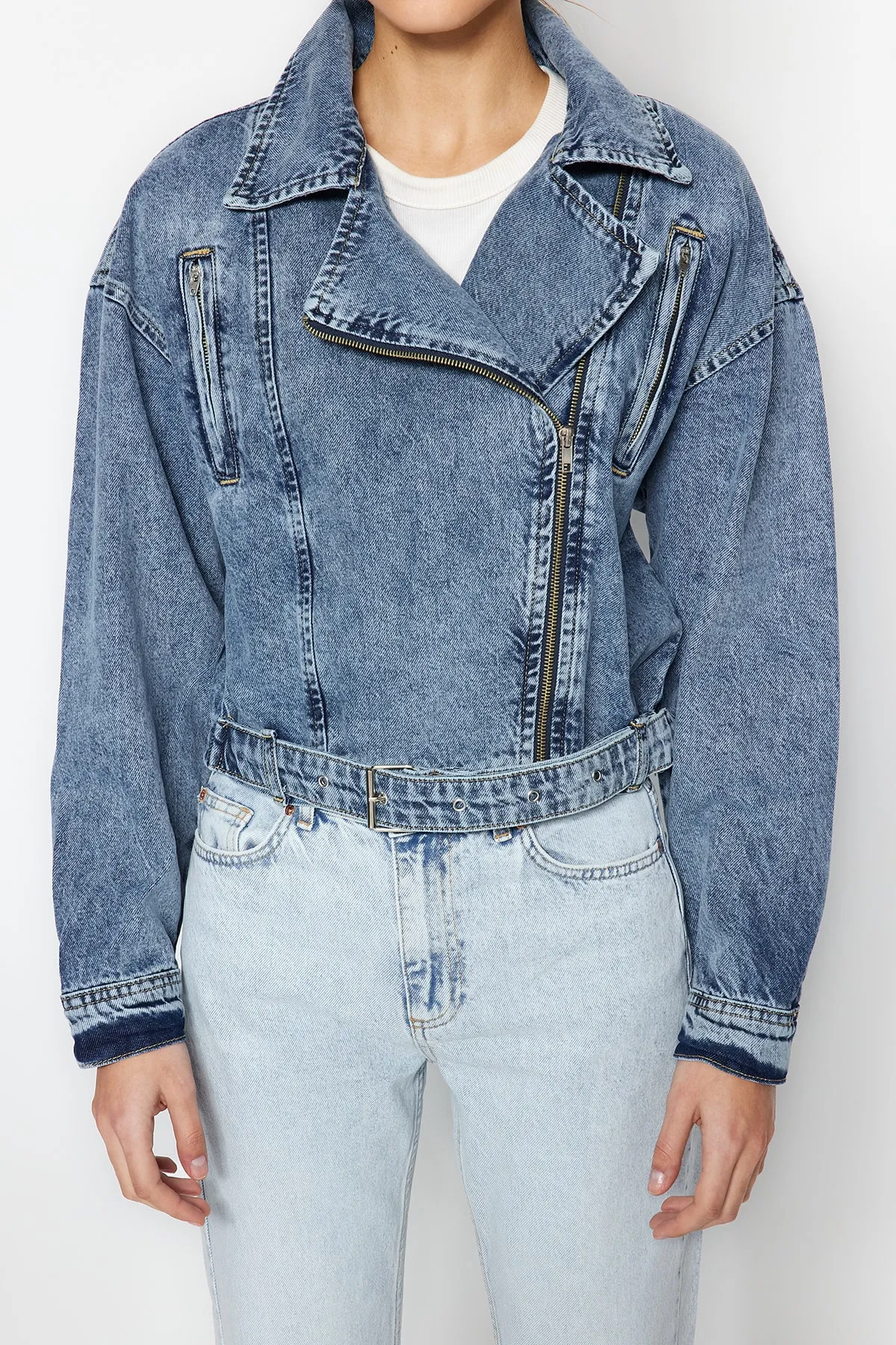Trendyol Collection  Blaue Biker-Jeansjacke mit Reißverschlussdetail TWOSS23CE00050