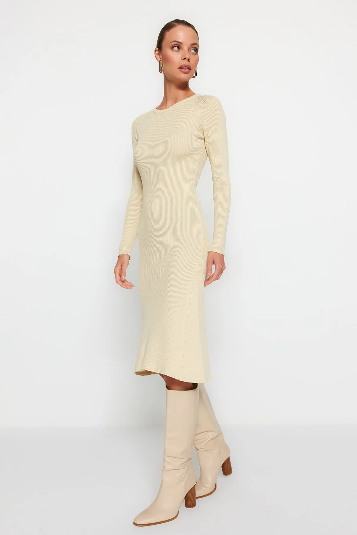 Trendyol Collection  Steinfarbenes Midi-Strickkleid mit Rundhalsausschnitt TWOAW23EL00023
