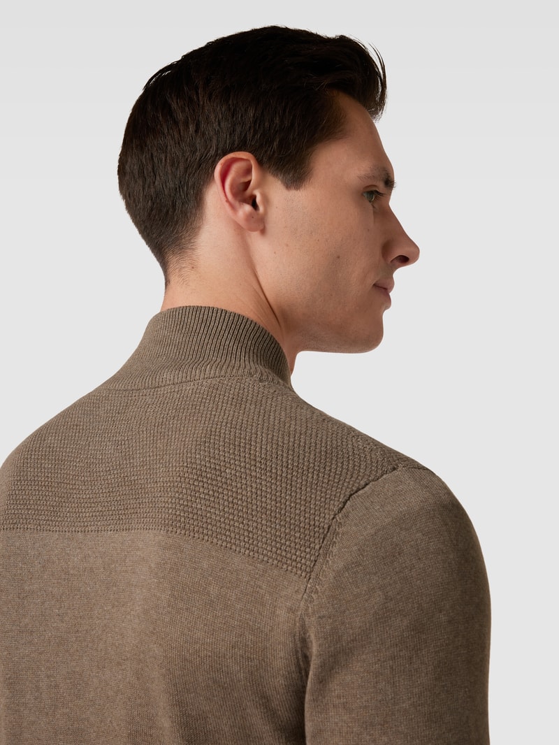 Strickjacke mit Stehkragen in stein meliert