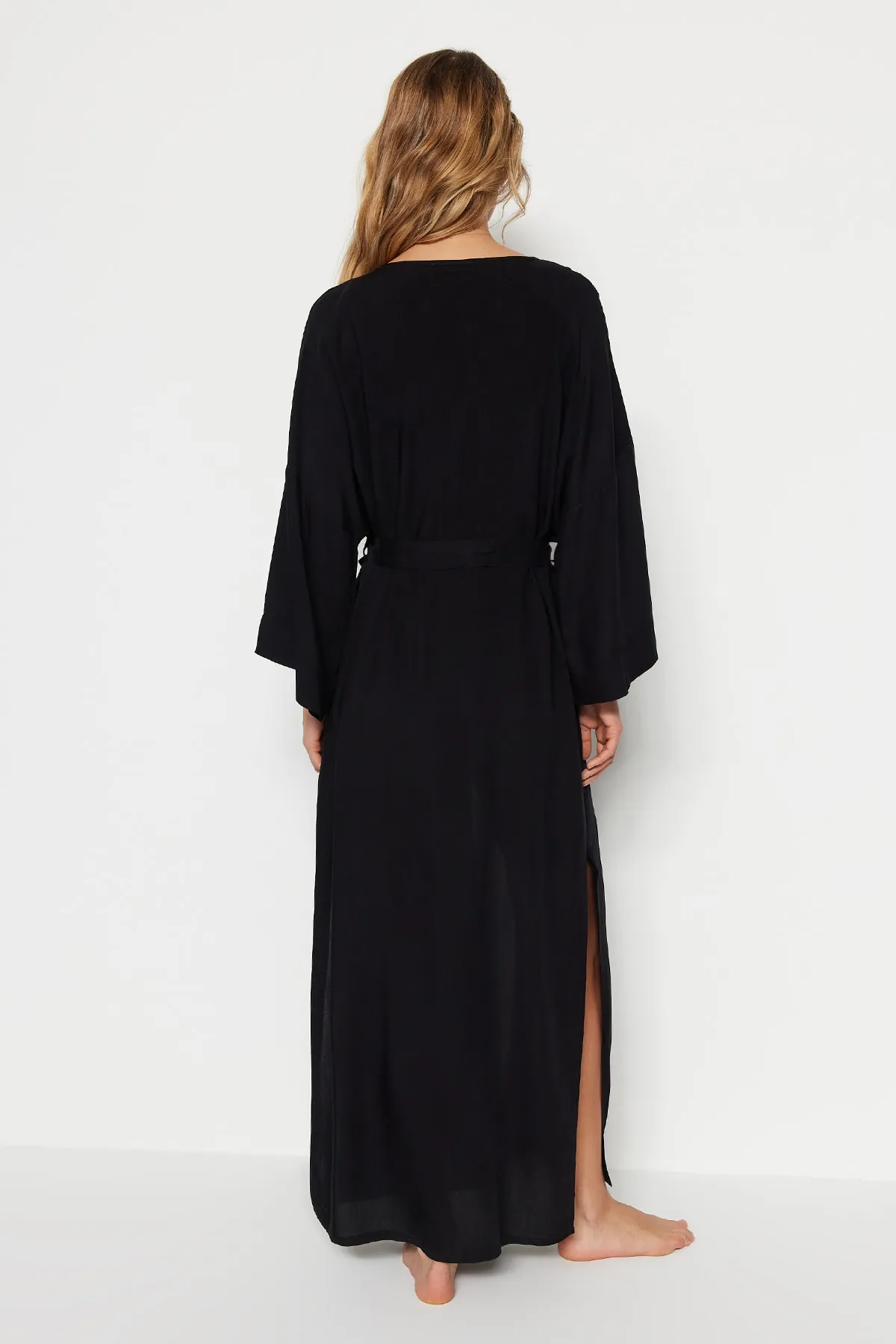 Trendyol Collection  Schwarzer Maxi-Kimono und Kaftan aus Webstoff mit Gürtel TBESS21KM0152